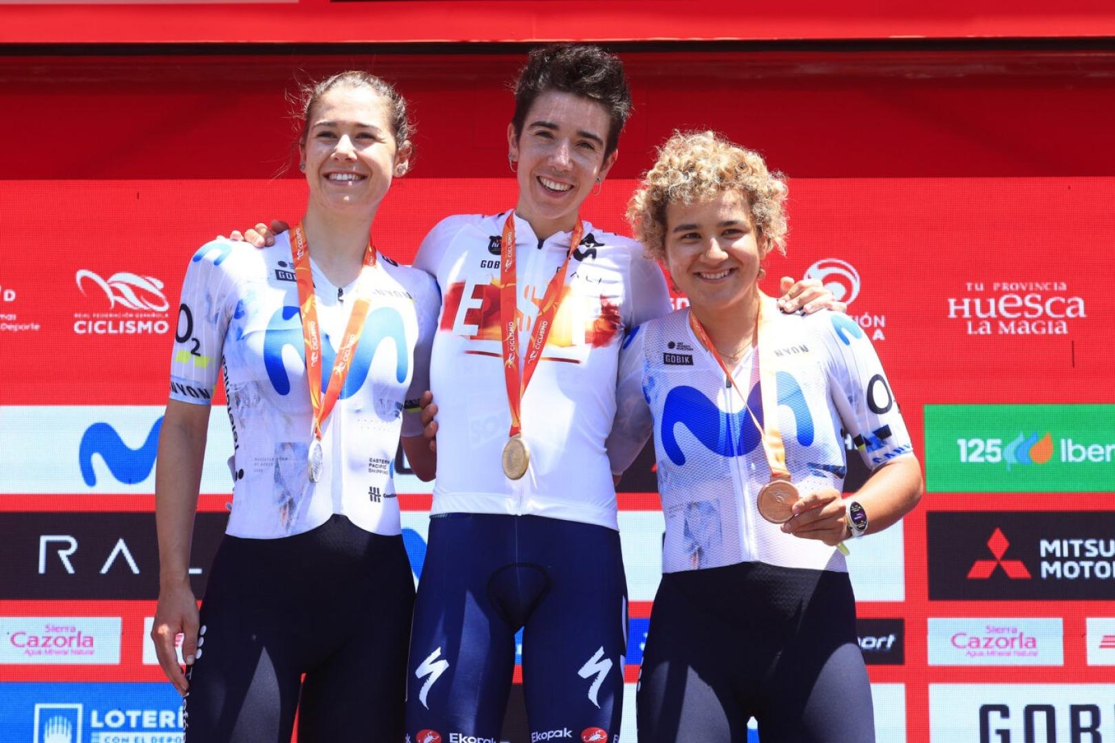 La ciclista catalana Mireia Benito, escoltada por Sara Martín y Paula Ostiz en el podio del campeonato de España ruta, ha fichado por el Movistar Team