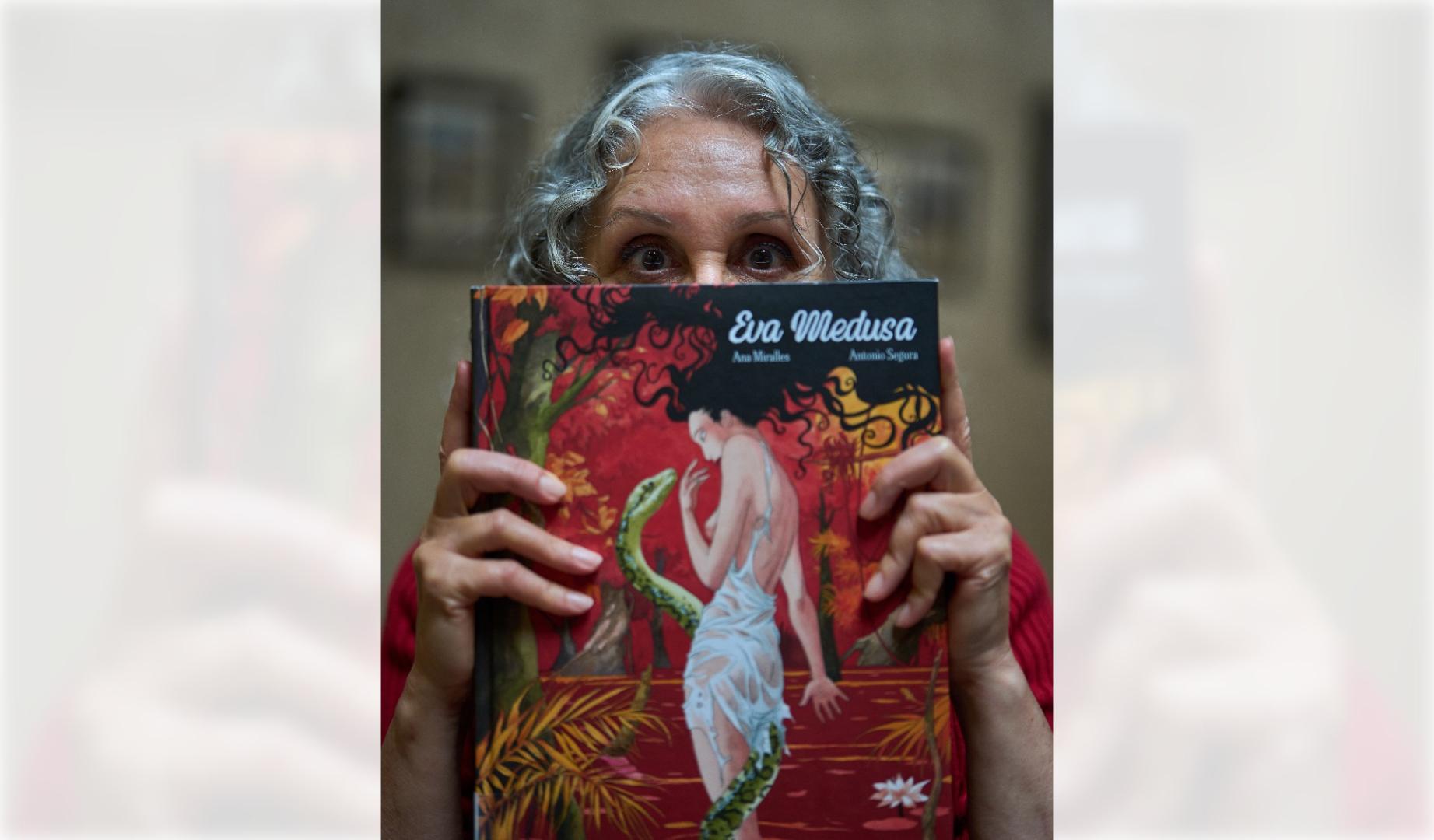 Ana Miralles, este viernes en el Palacio de Condestable de Pamplona, detrás de la edición integral de 'Eva Medusa' publicada por Astiberri este 2026 ante su 30º aniversario