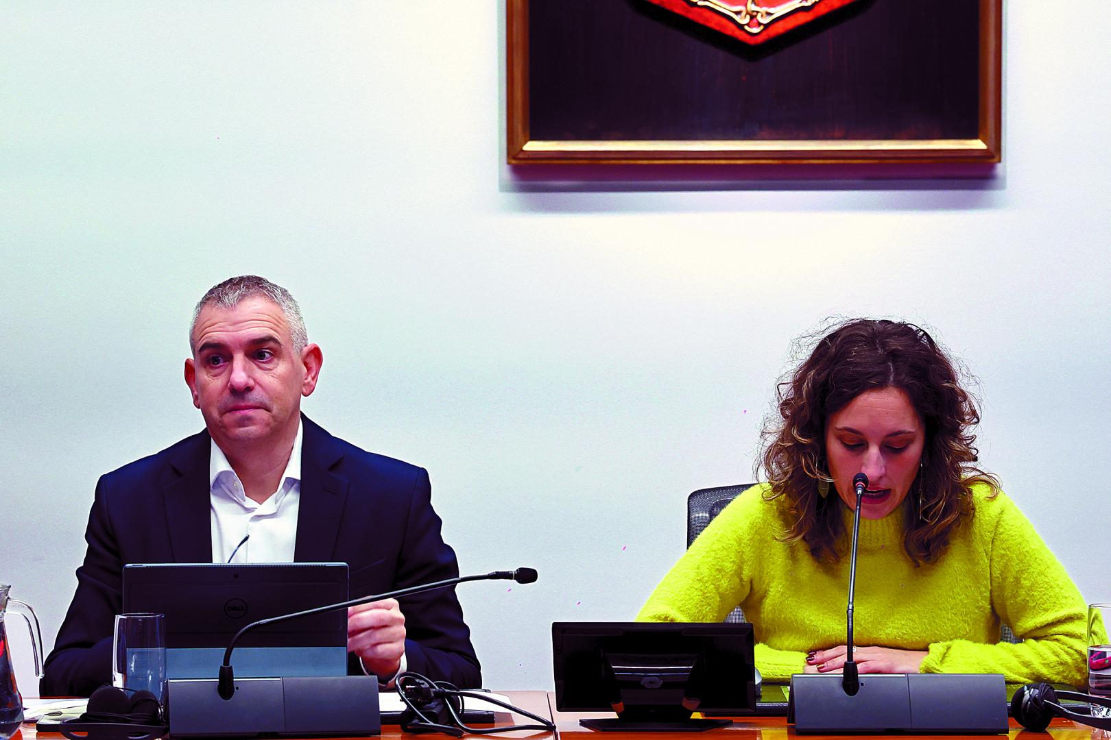 El interventor general, Juan José Pérez Capapay, y la presidente de la comisión de investigación, Irati Jiménez, el 16 de diciembre