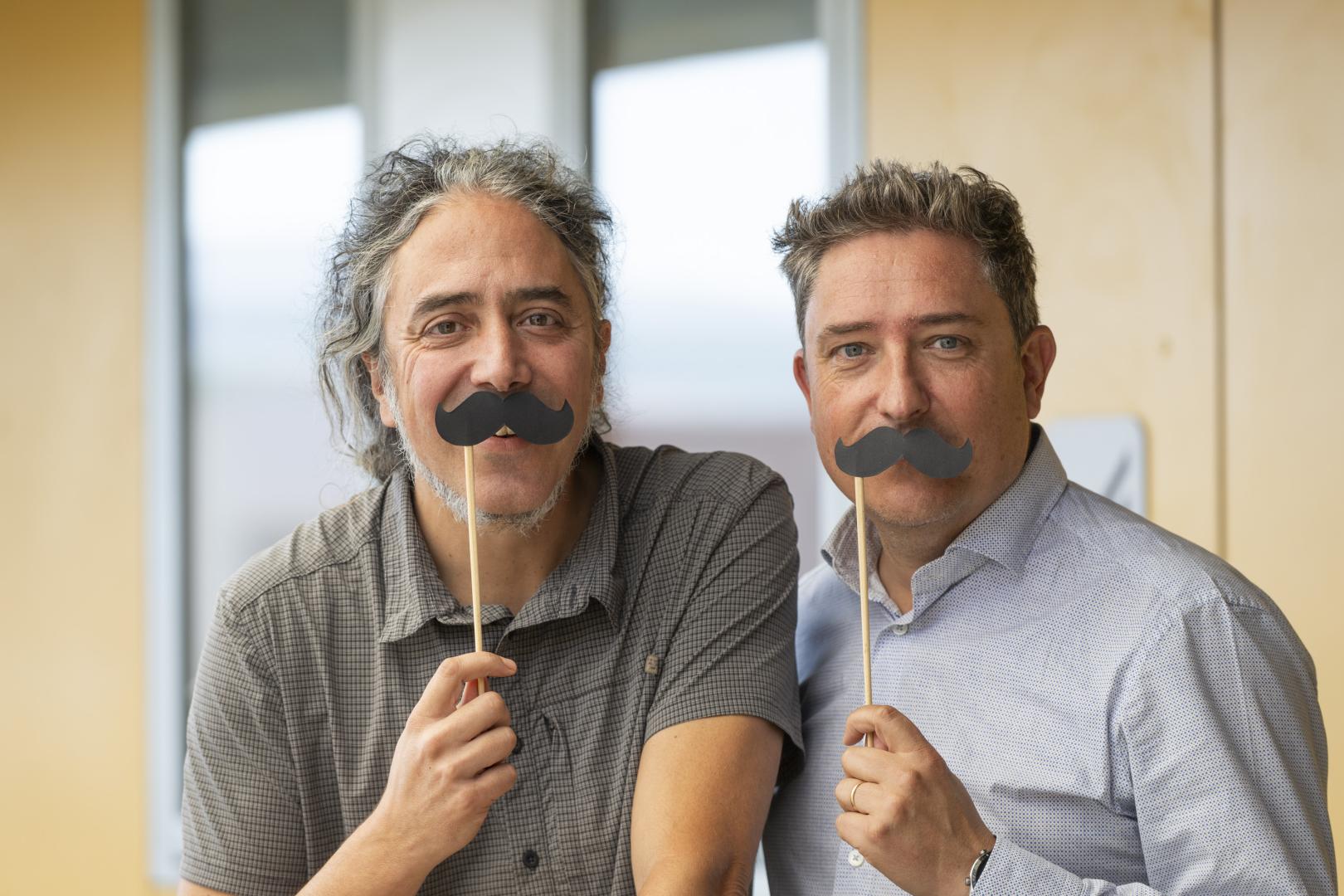 Jorge Fernández Mayoral (izquierda) y Jesús Javier Ruiz bromean con un bigote como el que da título al documental sobre Pedro Subijana
