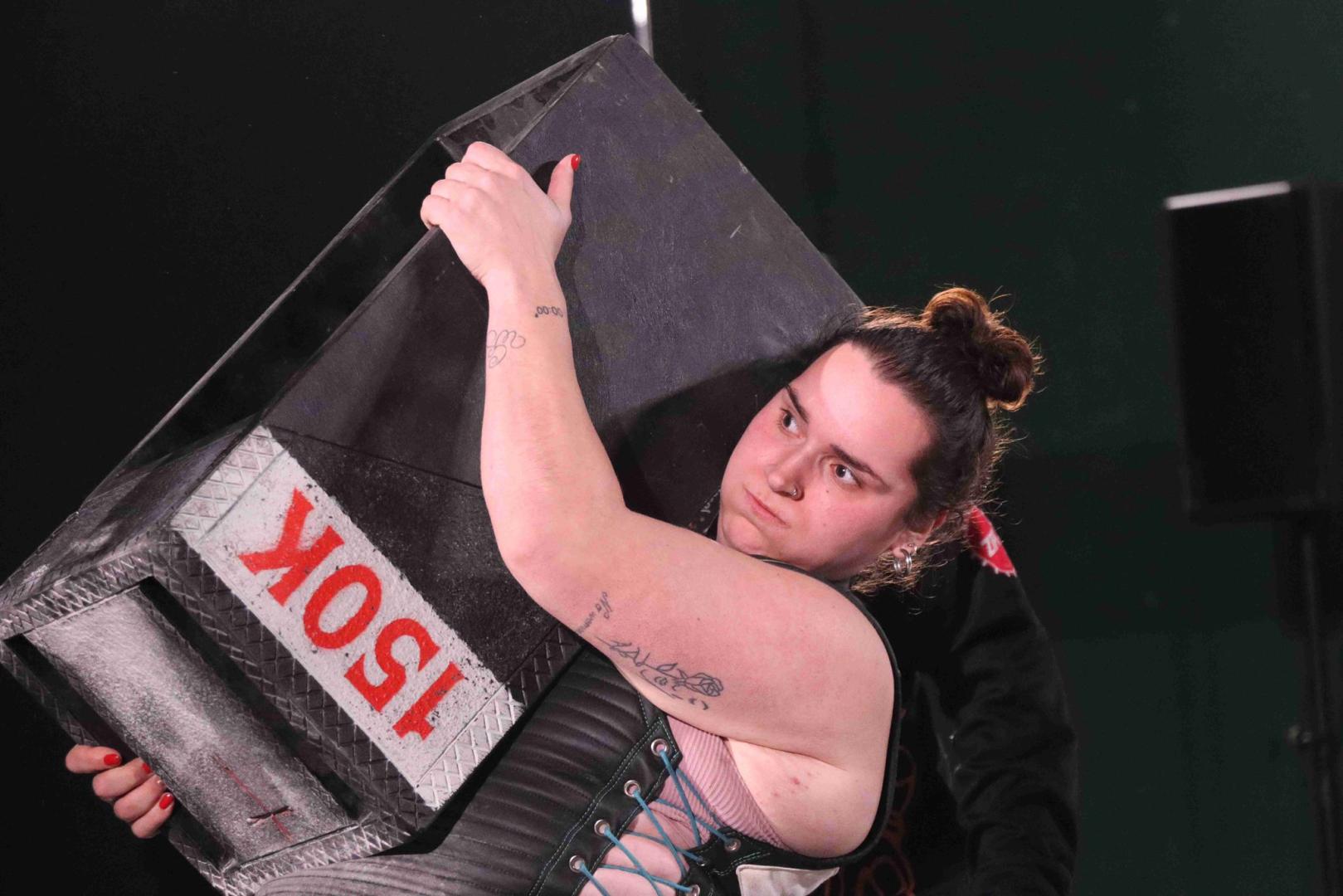 Estefanía Etxebeste, harrijasotzaile navarra, durante una competición levantando una piedra de 150 kilos