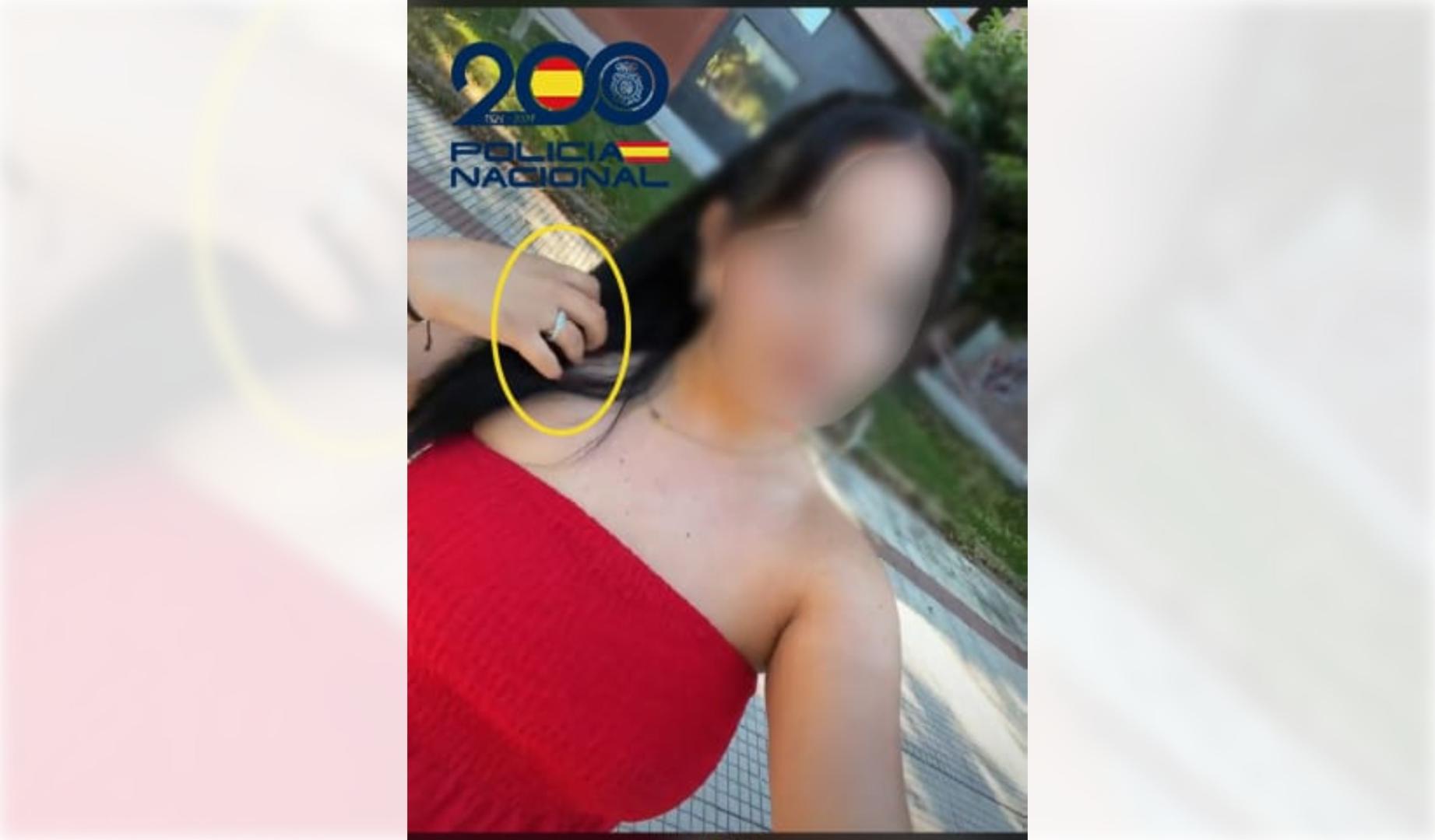 Anillo que portaba la esteticien en la foto de su estado de whatsapp.