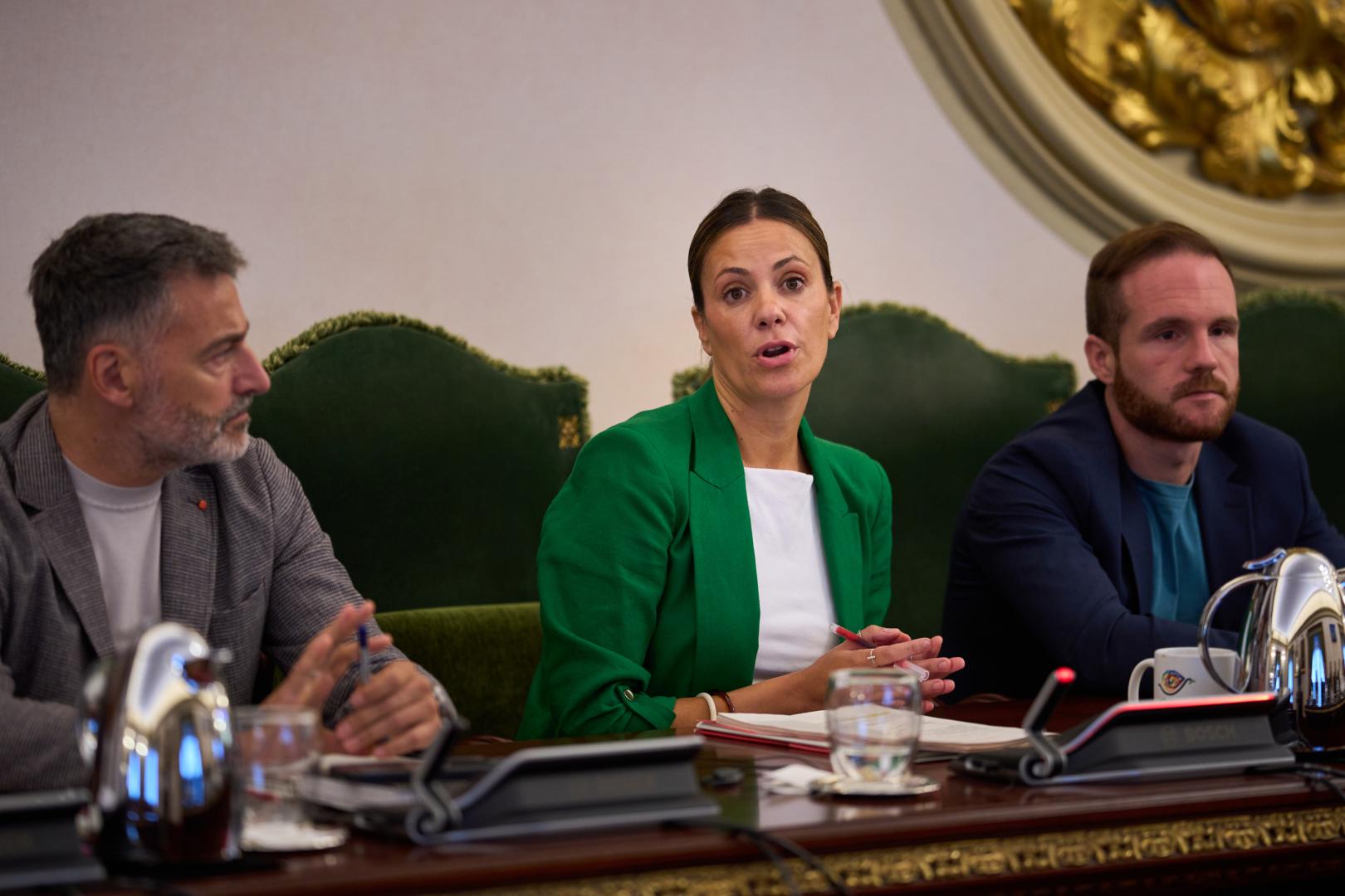 La portavoz socialista, Marina Curiel, en una de sus intervenciones del debate de la ciudad