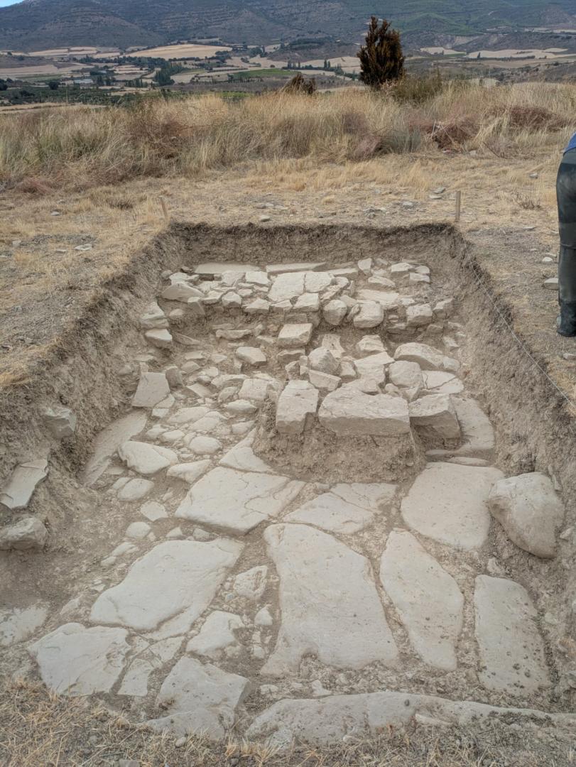 La vía romana tiene una anchura de 2,60 metros y una orientación este-oeste.