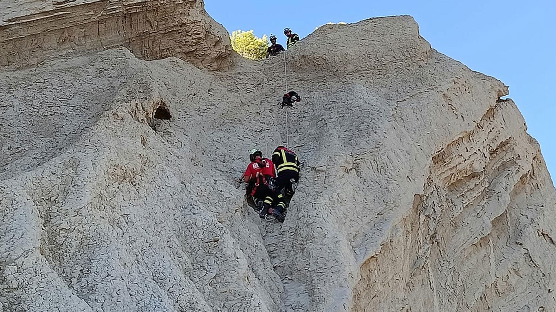 Momento del rescate de los bomberos a un menor que se había quedado enriscado en el Ramal de El Vergelillo