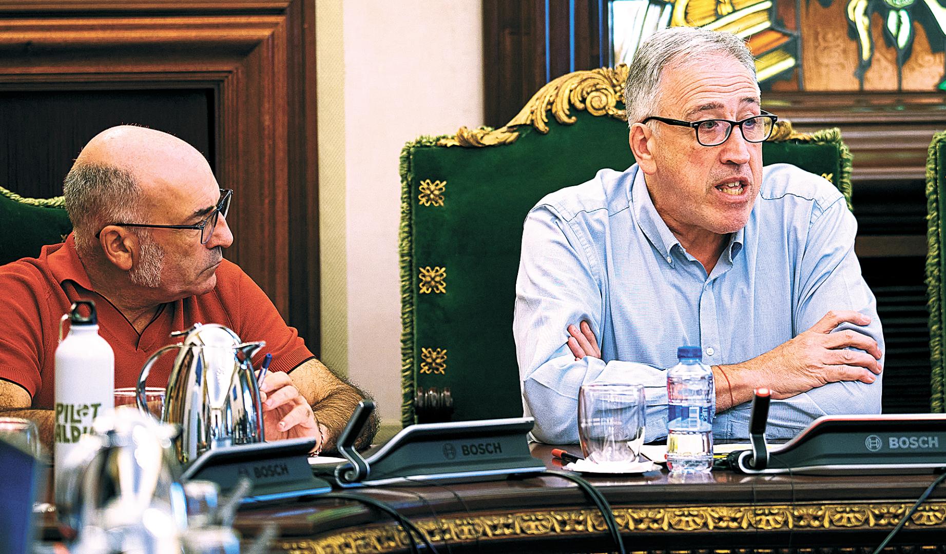 El alcalde Joseba Asiron (EH Bildu), durante una de sus intervenciones, bajo la atenta mirada de su compañero de filas Joxe Abaurrea