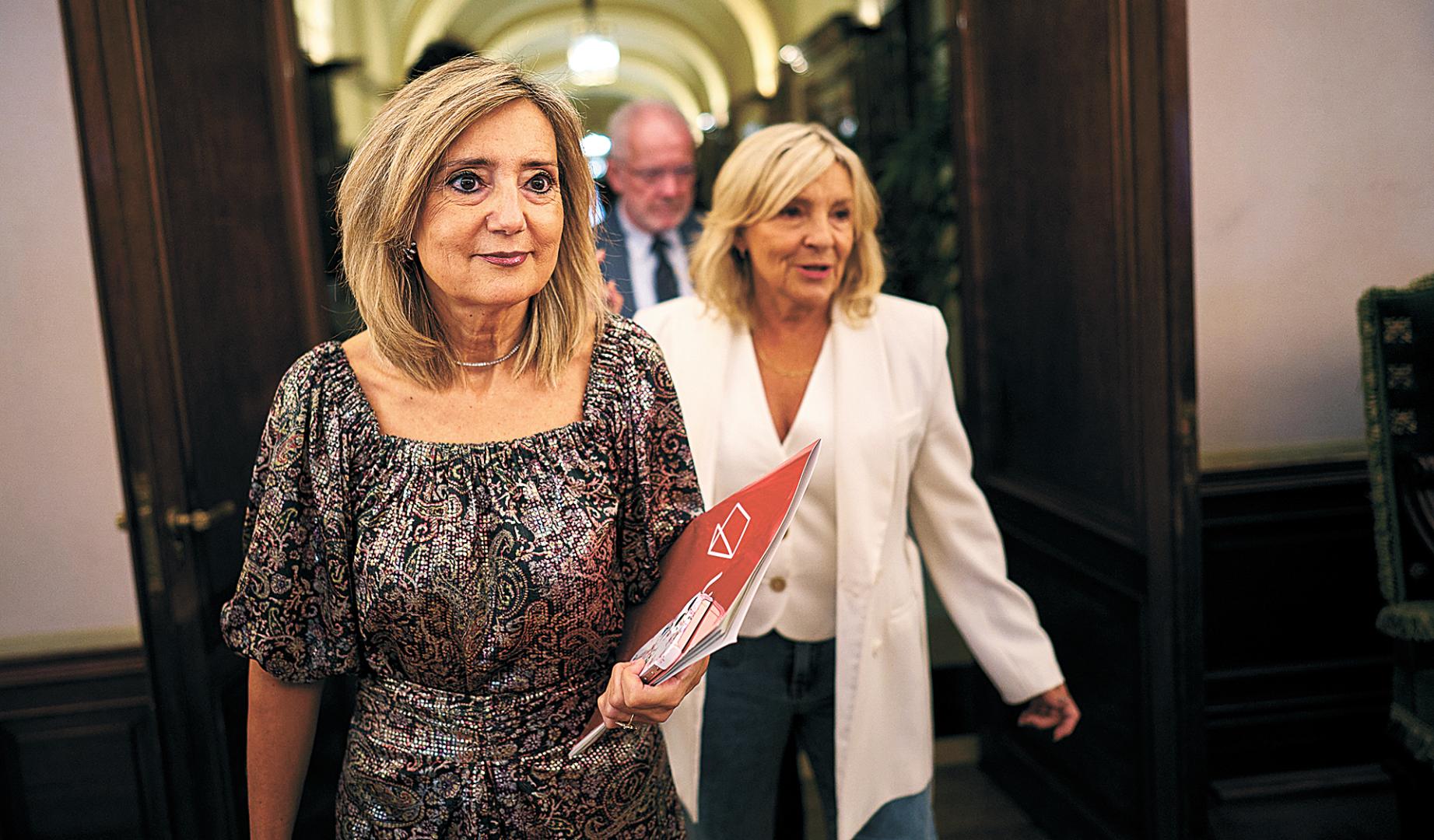 Cristina Ibarrola llegando al salón de plenos del consistorio pamplonés junto a su compañera de grupo María Caballero