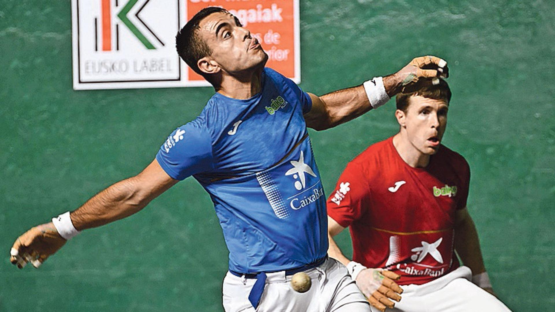 Larrazabal se prepara para golpear la pelota ante Artola