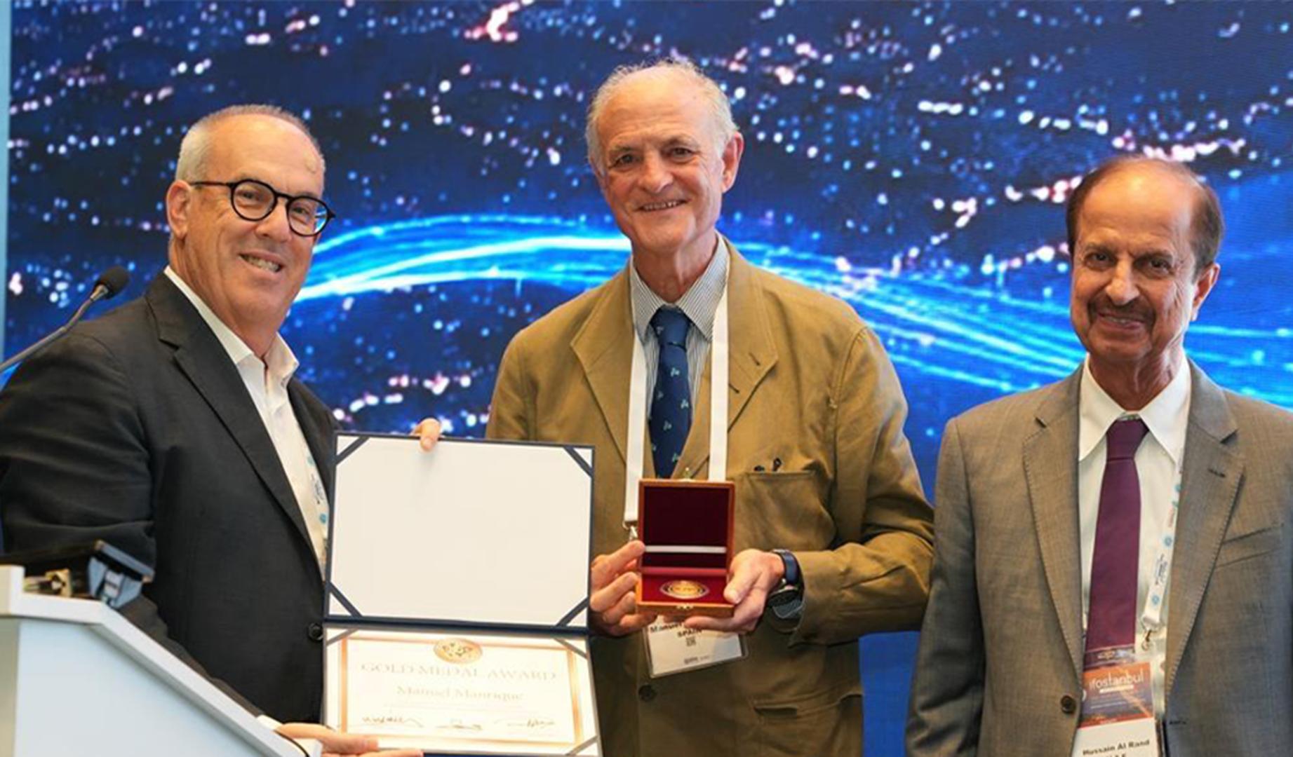 El Dr. Manuel Manrique durante la entrega de la Medalla de Oro de IFOS.
