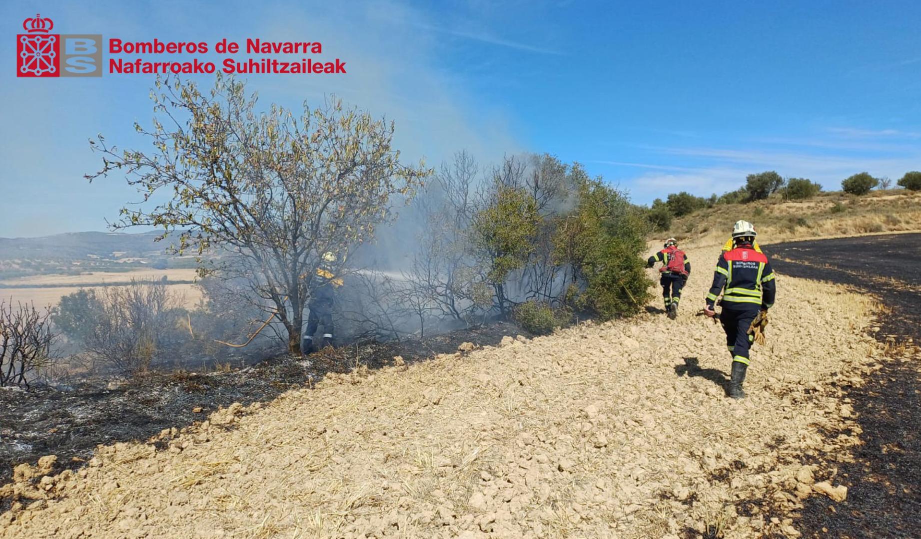 Una quema controlada se extiende a una zona de campo y monte bajo en Allo