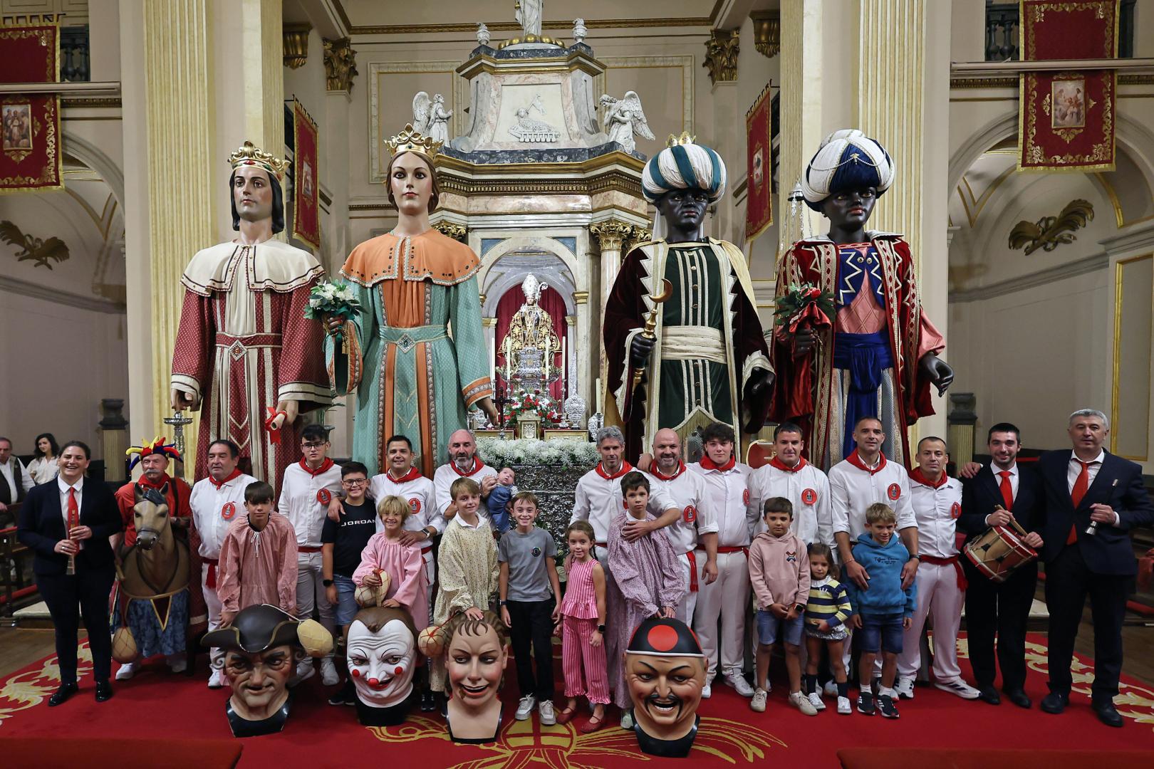 La comparsa, frente a la capilla de San Fermín.