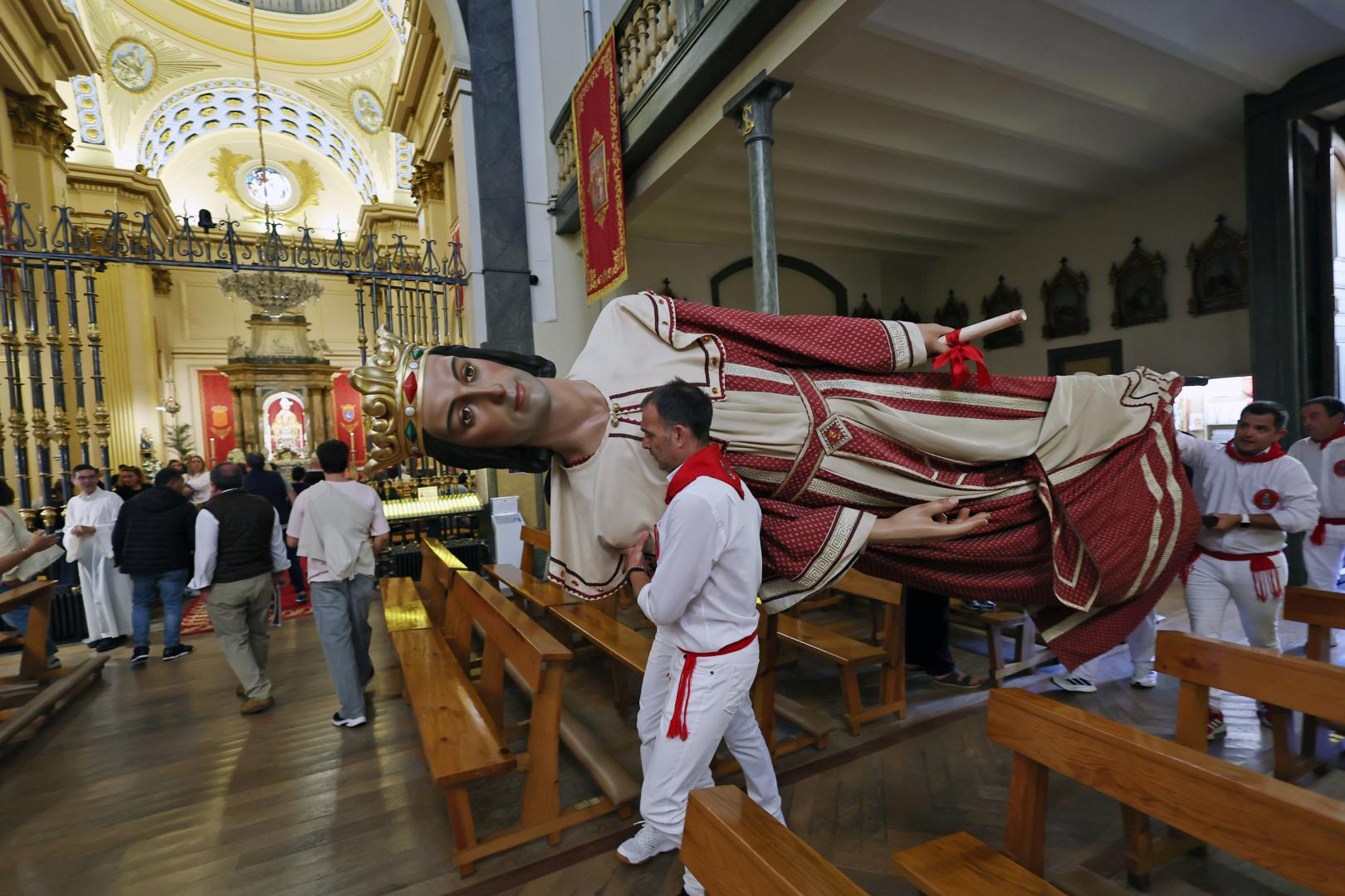 Introducen una de las figuras en la capilla.