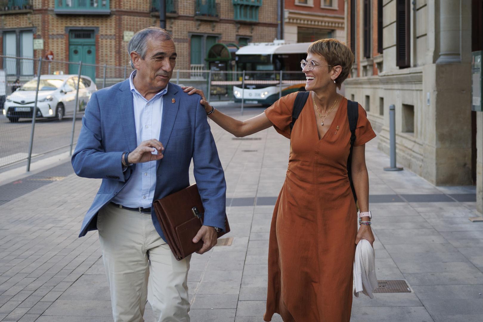 La presidenta María Chivite y el consejero de Cohesión Territorial, Oscar Chivite, bromean tras finalizar una reunión en el Parlamento foral.