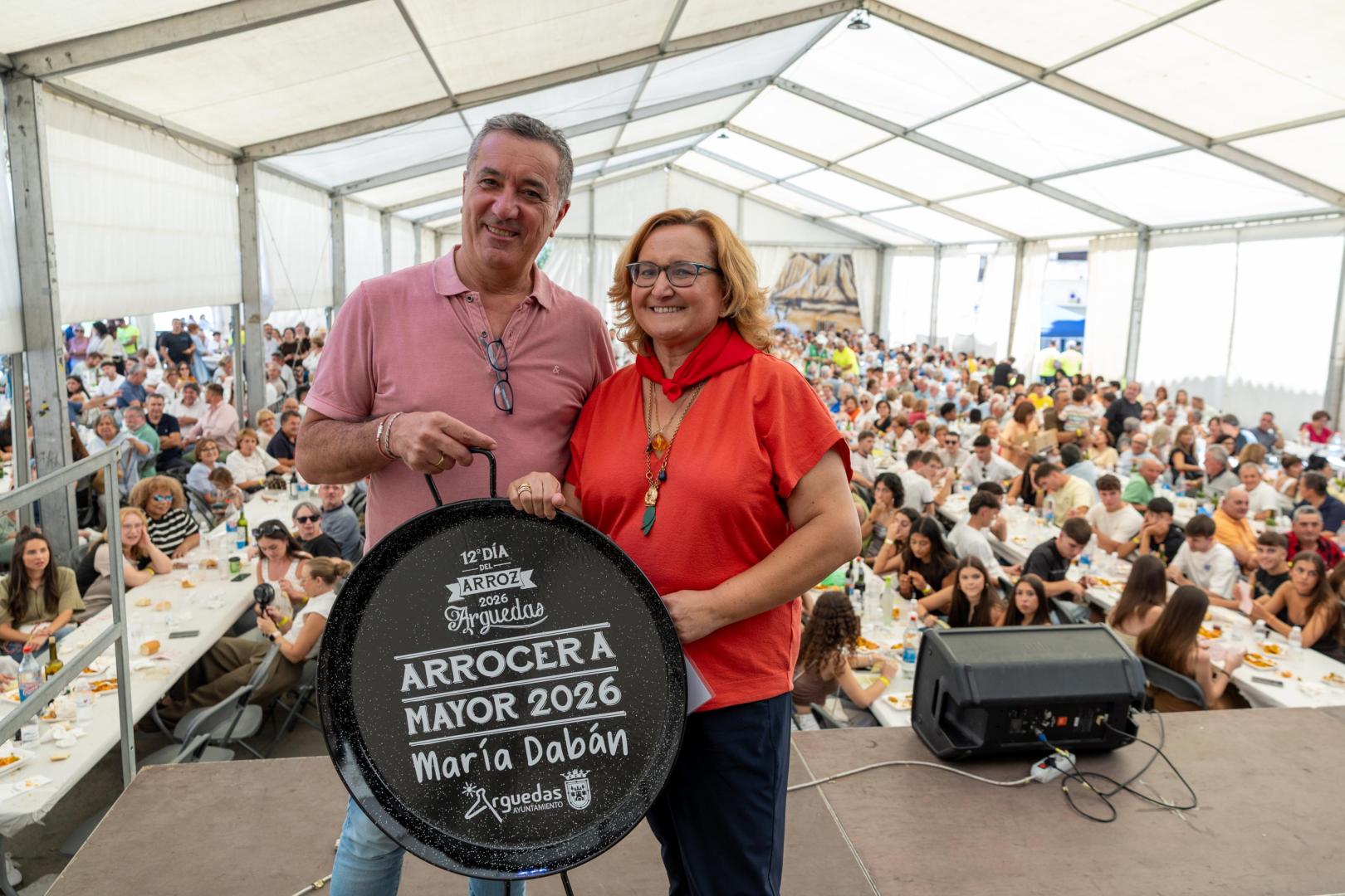 María Dabán, con el alcalde de Arguedas, José Luis Sanz, tras su nombramiento como Arrocera Mayor 2026