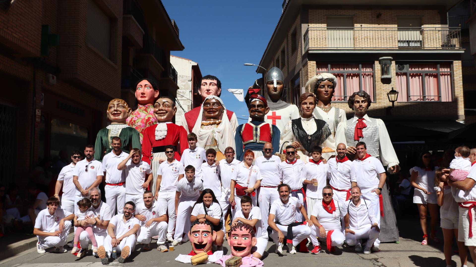 Los miembros de las comparsas de Fitero, Cascante y Cervera del Río Alhama posan junto a sus figuras