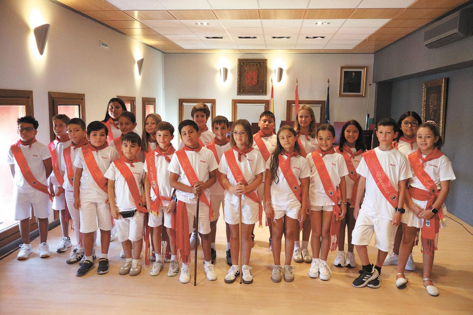 Los 21 niños nacidos en 2016 que formaron parte del Ayuntamiento Chiqui posan en el interior de la Casa Consistorial tras celebrarse el traspaso de poderes