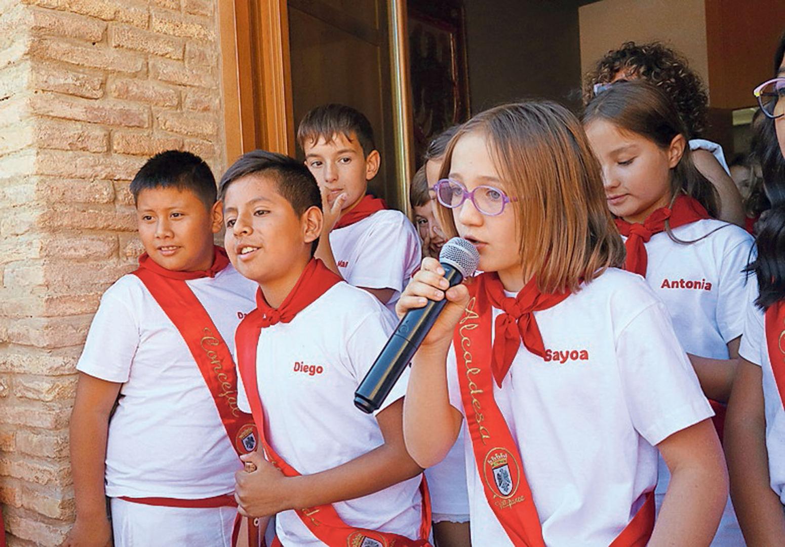 Catalán -con el micrófono- y Celi -a su derecha- antes del cohete