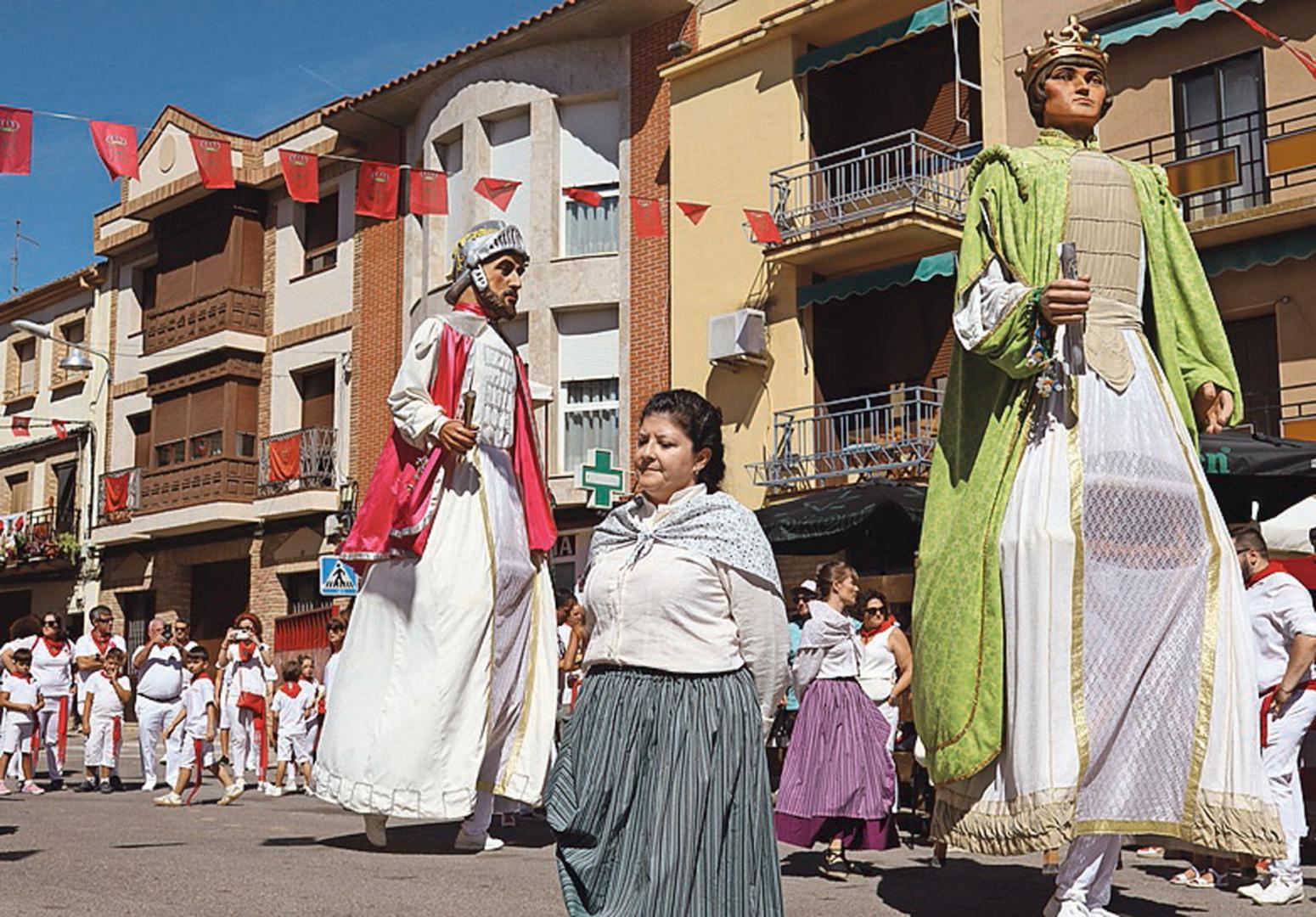 Gigantes y dantzaris compartieron un baile en la plaza Calahorra