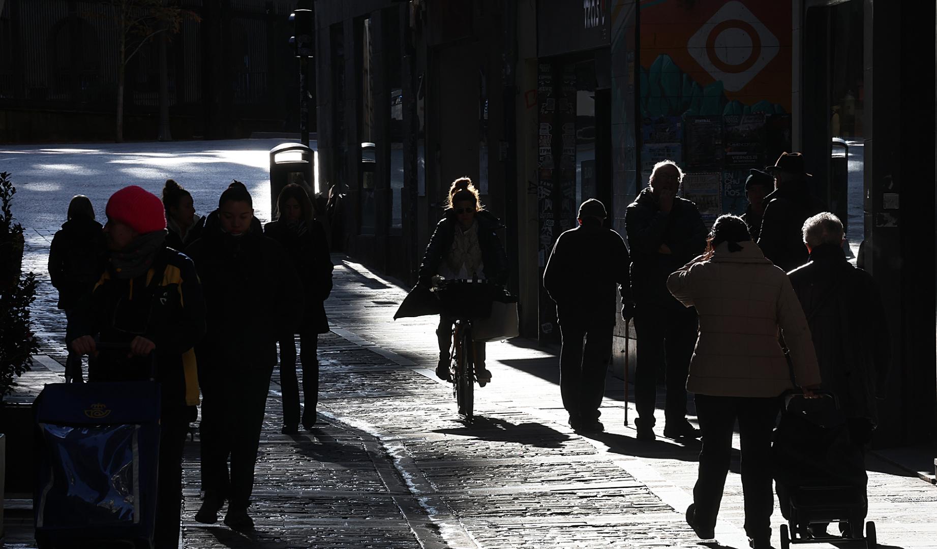 Personas de distintas edades, en una calle del Casco Antiguo pamplonés.