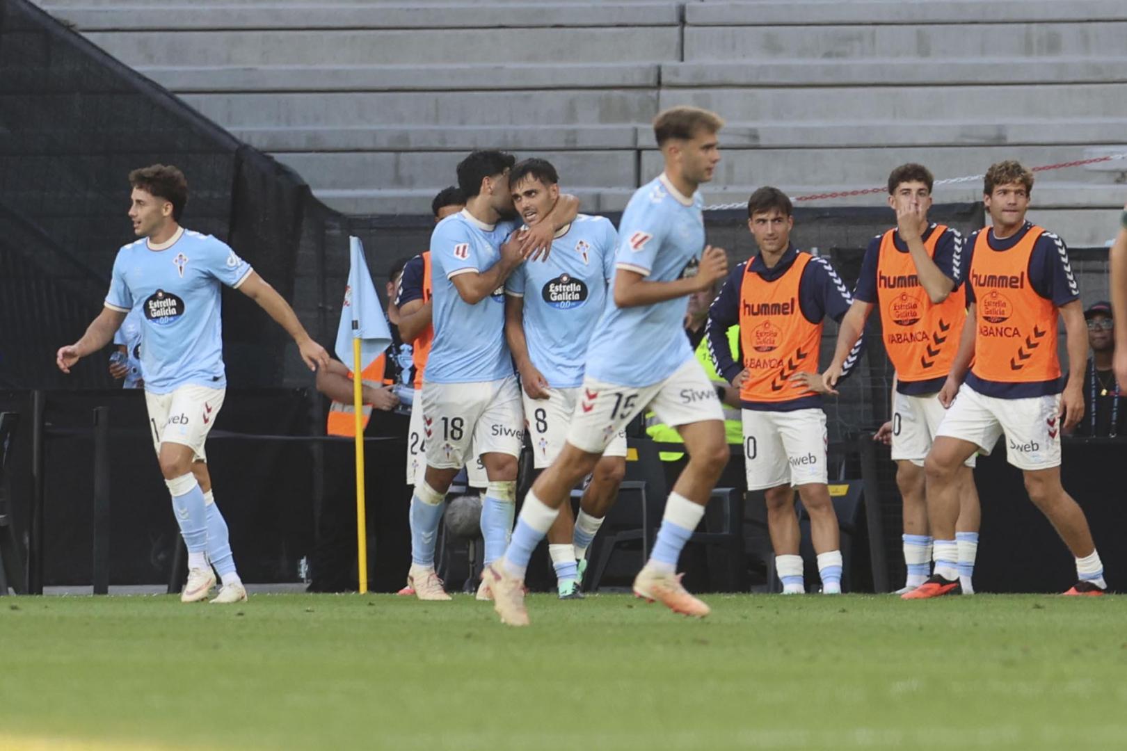 Los jugadores del Celta celebran el cuarto gol del equipo ante el Racing