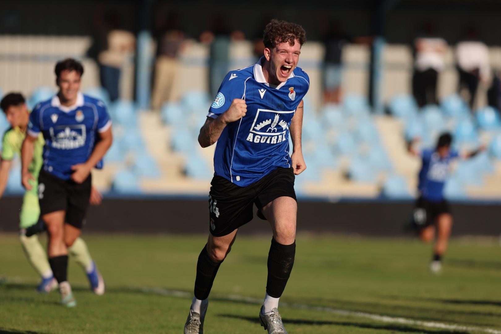 Imanol Urdániz, jugador de la Peña Sport, celebra con rabia el 1-0