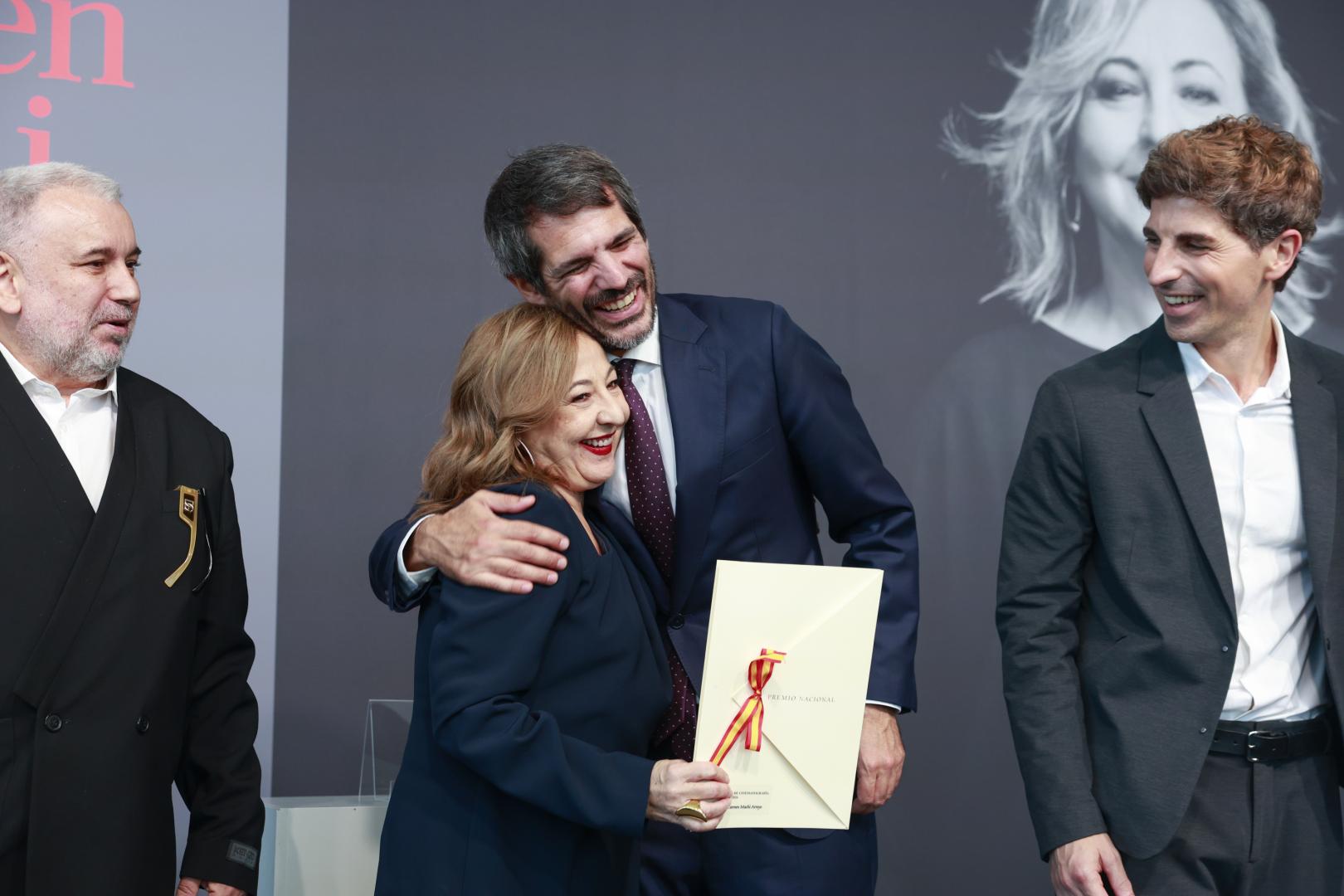 La actriz Carmen Machi (c, i), recibe este sábado el Premio Nacional de Cinematografía 2026 de manos del ministro de Cultura, Ernest Urtasun (c, d), durante la celebración del 74 Festival Internacional de Cine de San Sebastián.