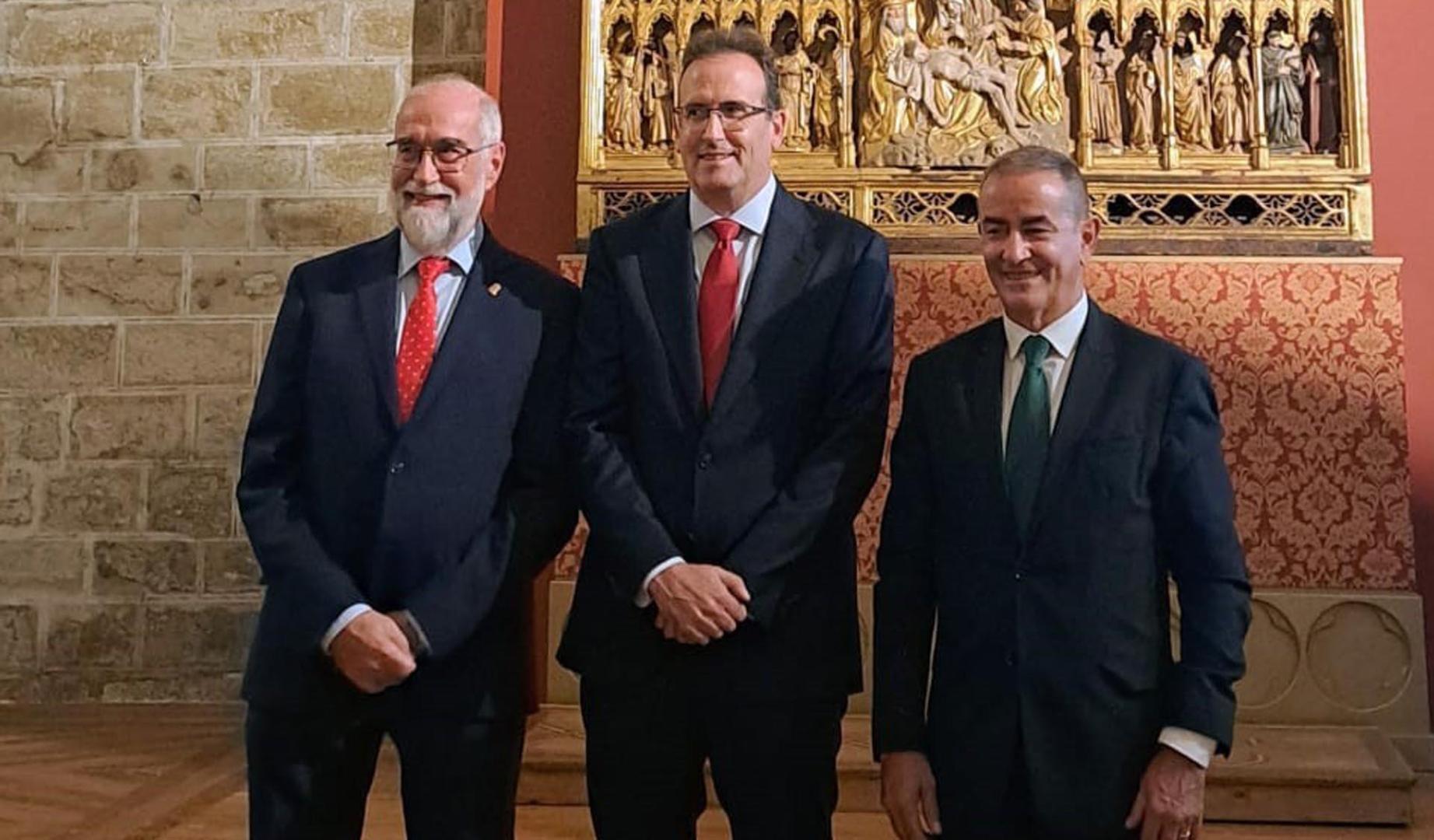 El consejero Fernando Domínguez, el premiado Antonio López, y el presidente del COFNA, Alberto Mantilla