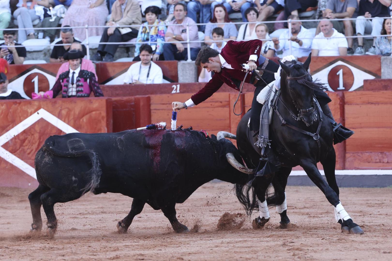 El rejoneador Guillermo Hermoso de Mendoza, en la lidia de su primer toro en la feria taurina en honor a la Virgen de la Vega, en Salamanca