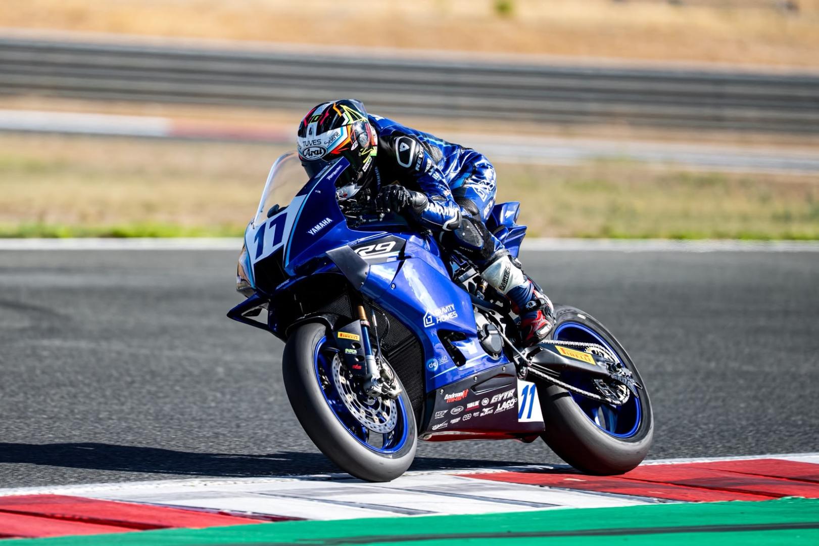Unai Orradre, piloto navarro del MS Racing Yamaha, traza una de las curvas del Circuito de Navarra durante la carrera disputada este sábado, en la que finalizó segundo.