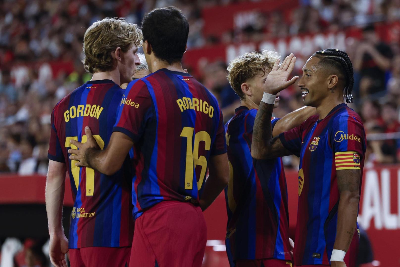 Raphinha celebra con sus compañeros tras marcar el 1-3 al Sevilla
