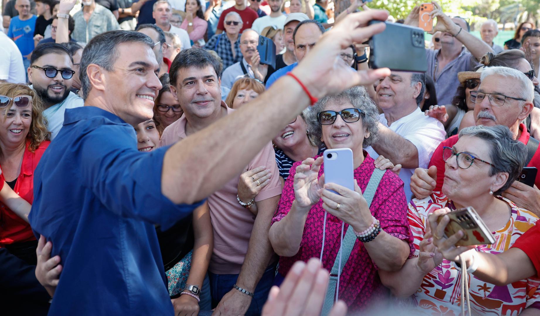 El presidente del Gobierno, Pedro Sánchez (i), posa junto a un grupo de simpatizantes durante la Fiesta de la Rosa que celebra cada año el PSC en Gavà (Barcelona).