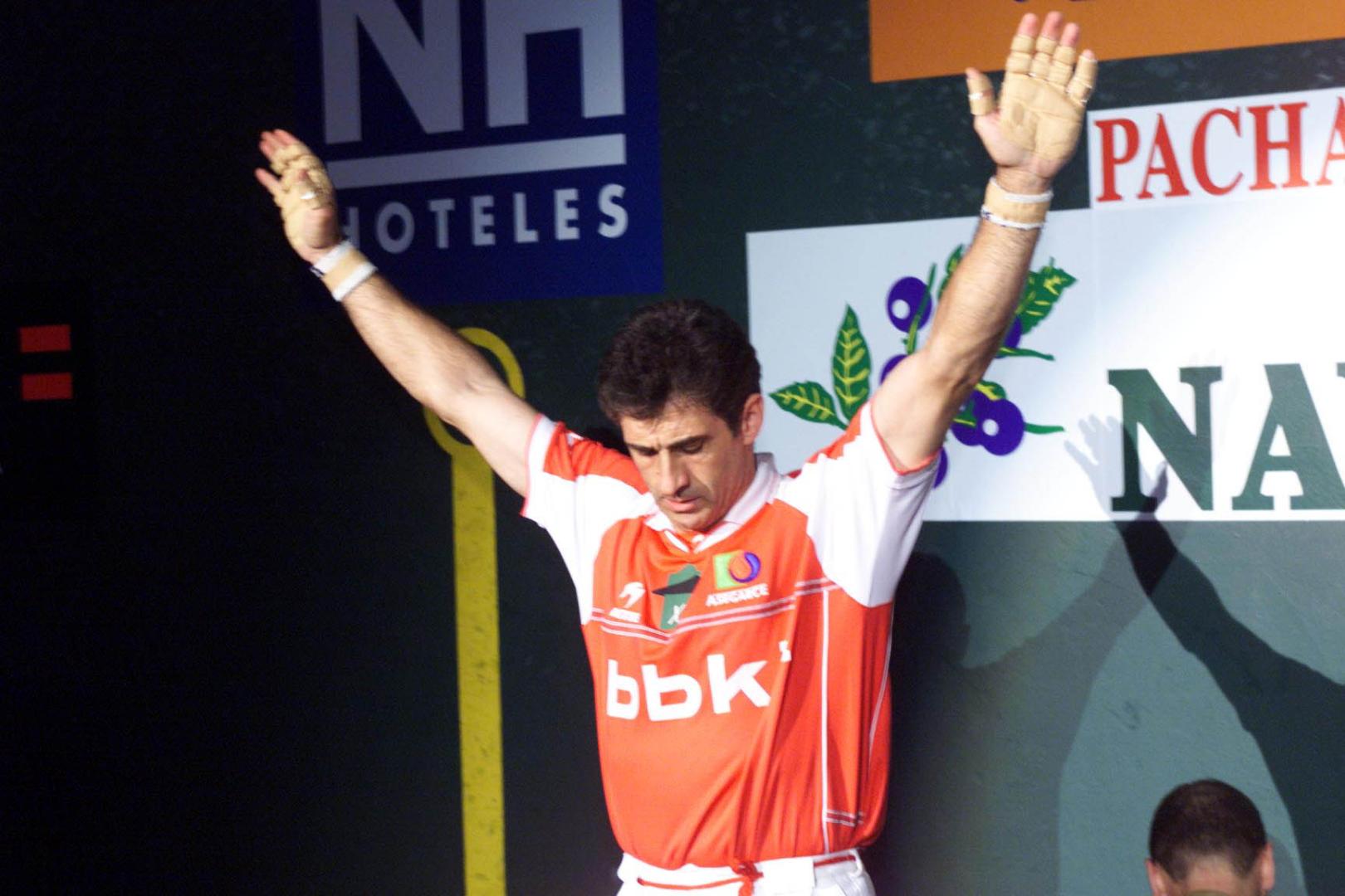 Julián Retegui saluda a los aficionados desde el centro de la cancha del Adarraga brazos extendidos y mirada baja. Nadie sabe la intensidad con la que vivió su último partido como profesional.