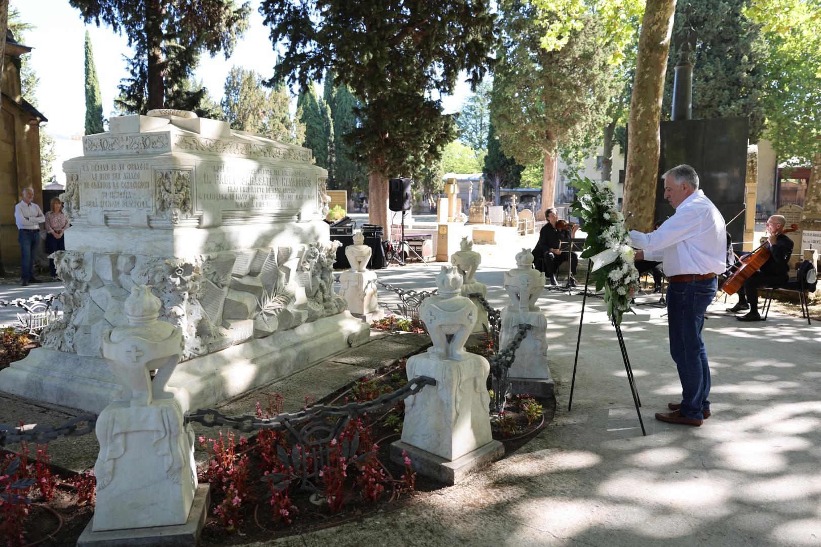 Asiron pronuncia su discurso frente a la tumba de Sarasate