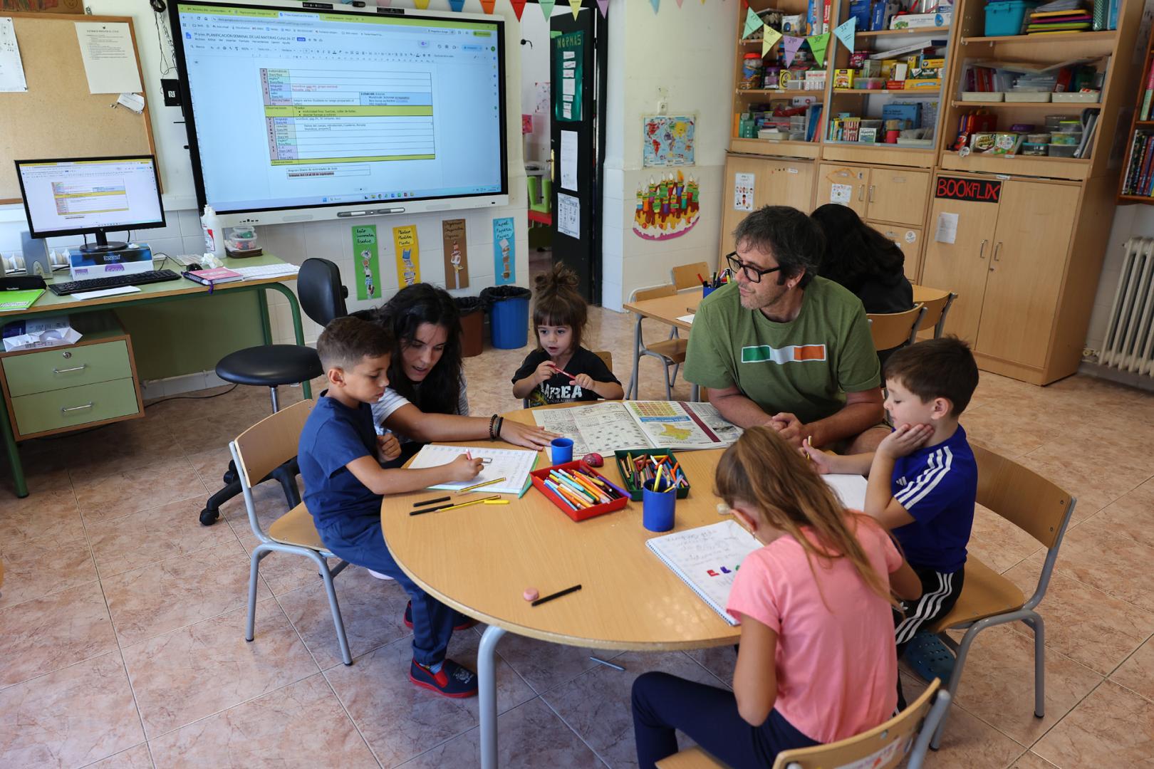 Los docentes resuelven las dudas en un momento de trabajo en el aula en la escuela de Beire