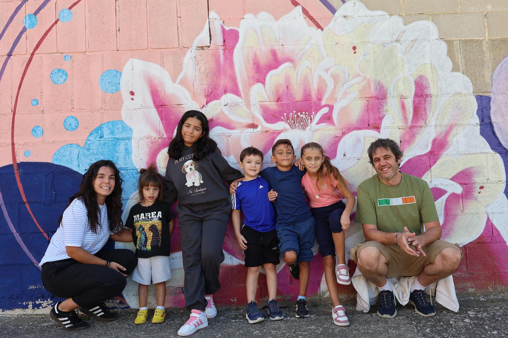 Eneko, Soundous, Ander, Mikel y Niezyela flanqueados por sus tutores, Beatriz Martínez de la Hidalga e Iban Urbieta Echeverría, en el patio de la escuela