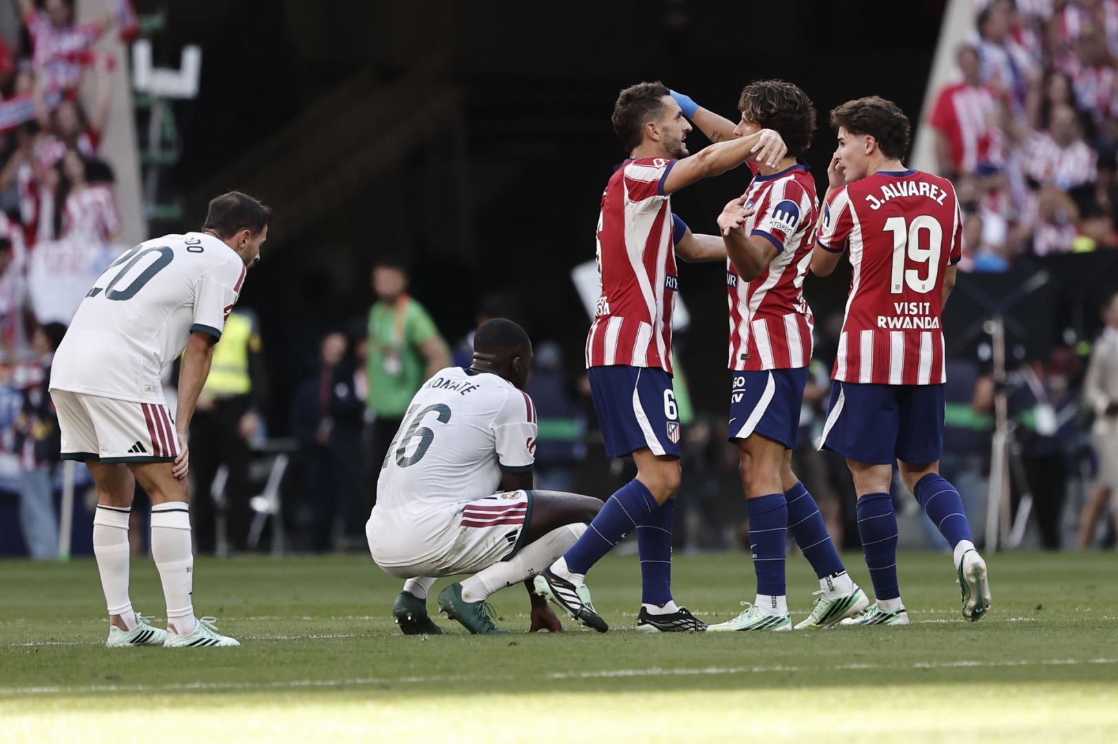 Los jugadores del Atlético celebran la victoria ante el Real Madrid en el Metropolitano