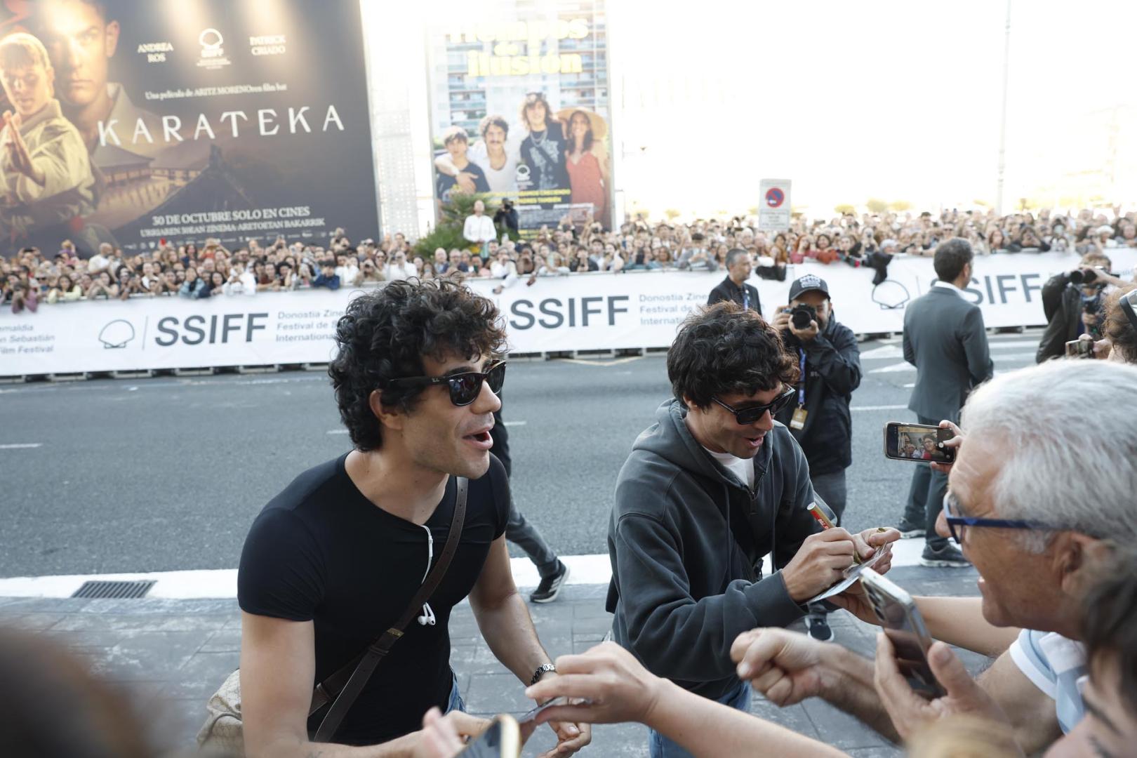 Javier Calvo y Javier Ambrossi firman autógrafos a su llegada al Festival de Cine de San Sebastián