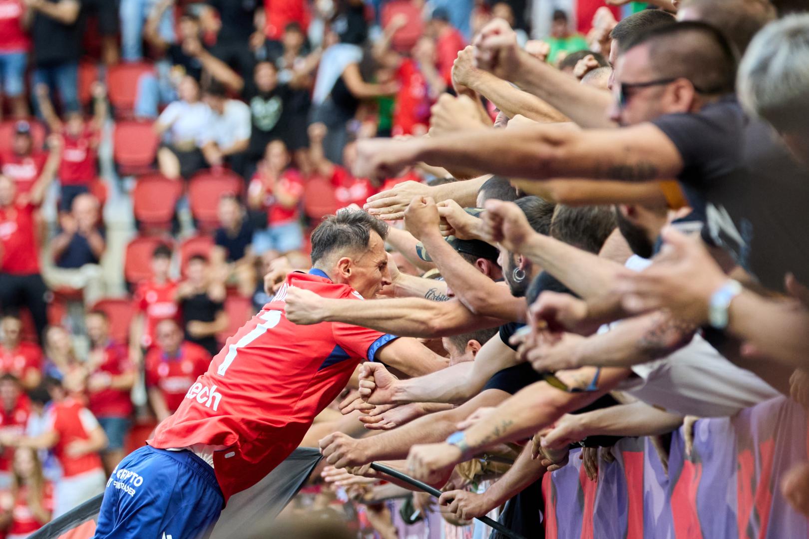 Ante Budimir celebró junto a los aficionados el gol que marcó al Rayo Vallecano. Fue una de las imágenes del partido