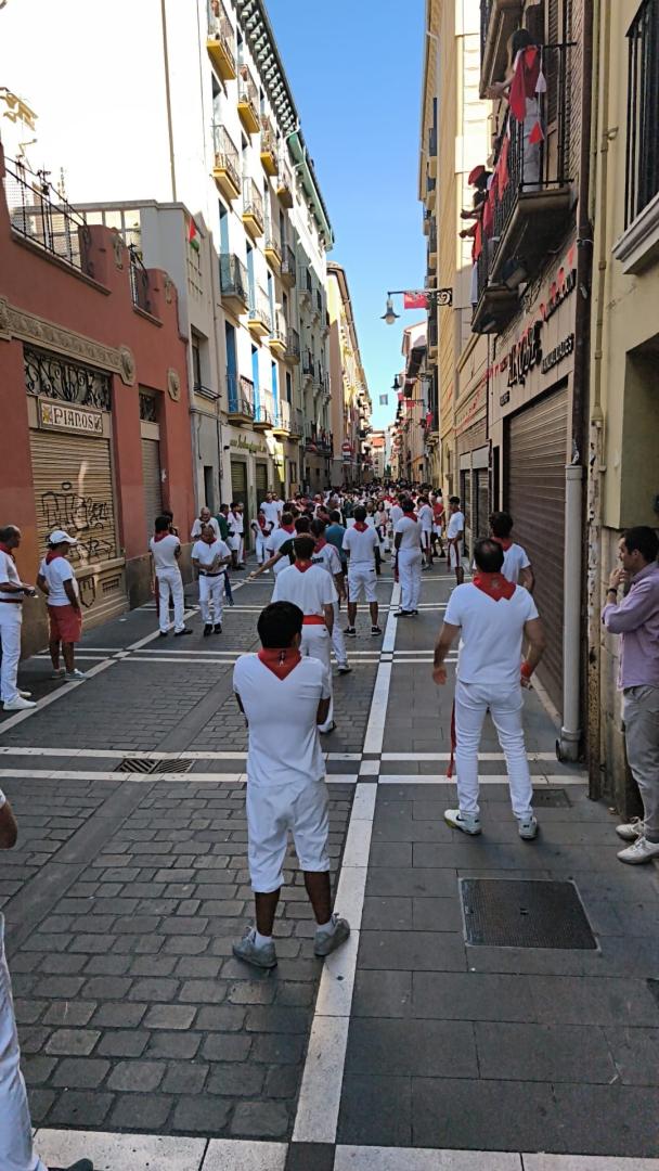 Figurantes de la serie de Netflix, este domingo por la mañana vestidos de blanco y rojo en la calle Eslava de Pamplona