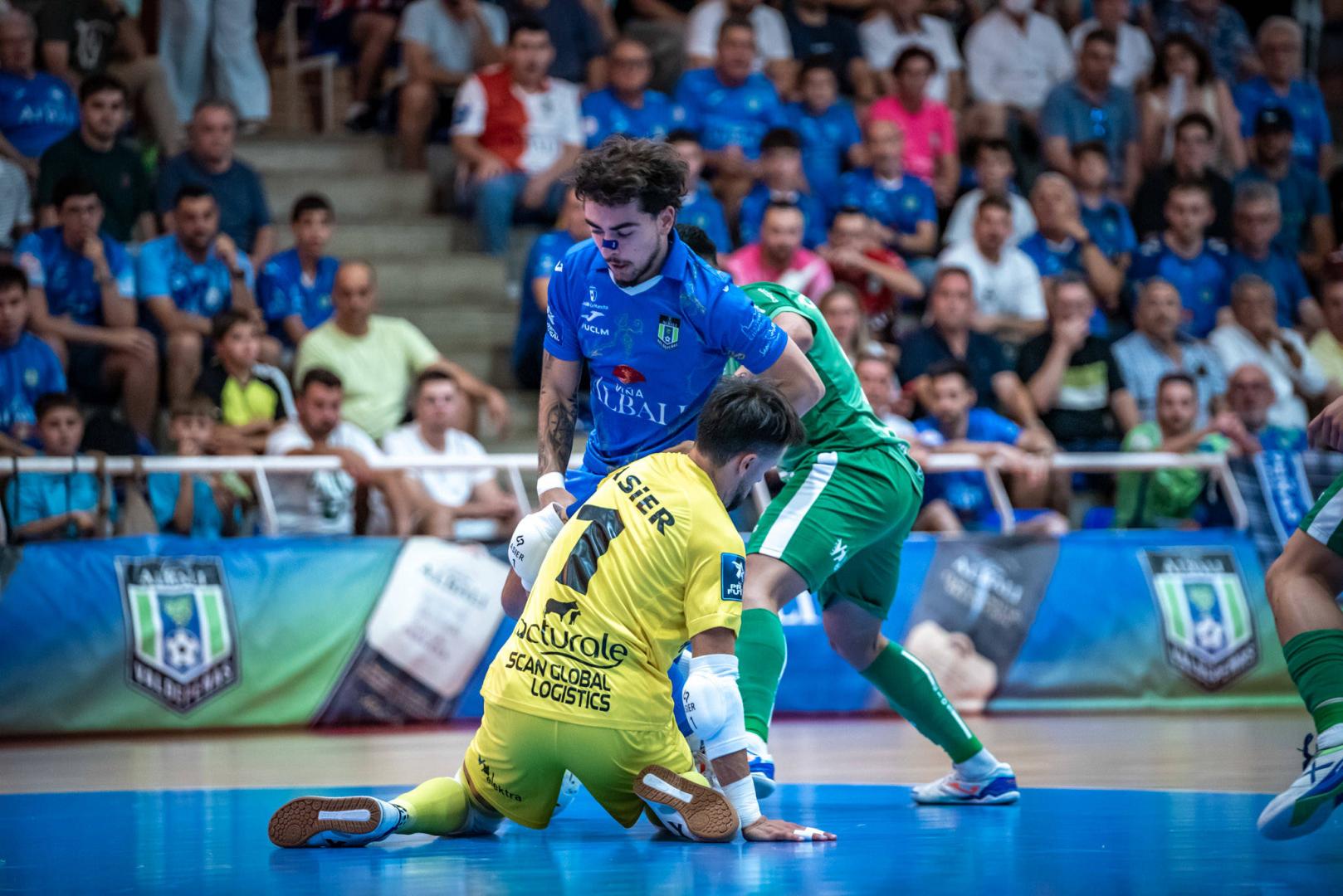 Carrasco, que ha marcado un gol de bella factura, intenta llegar al balón ante la salida de Asier Llamas, portero del Magna Xota