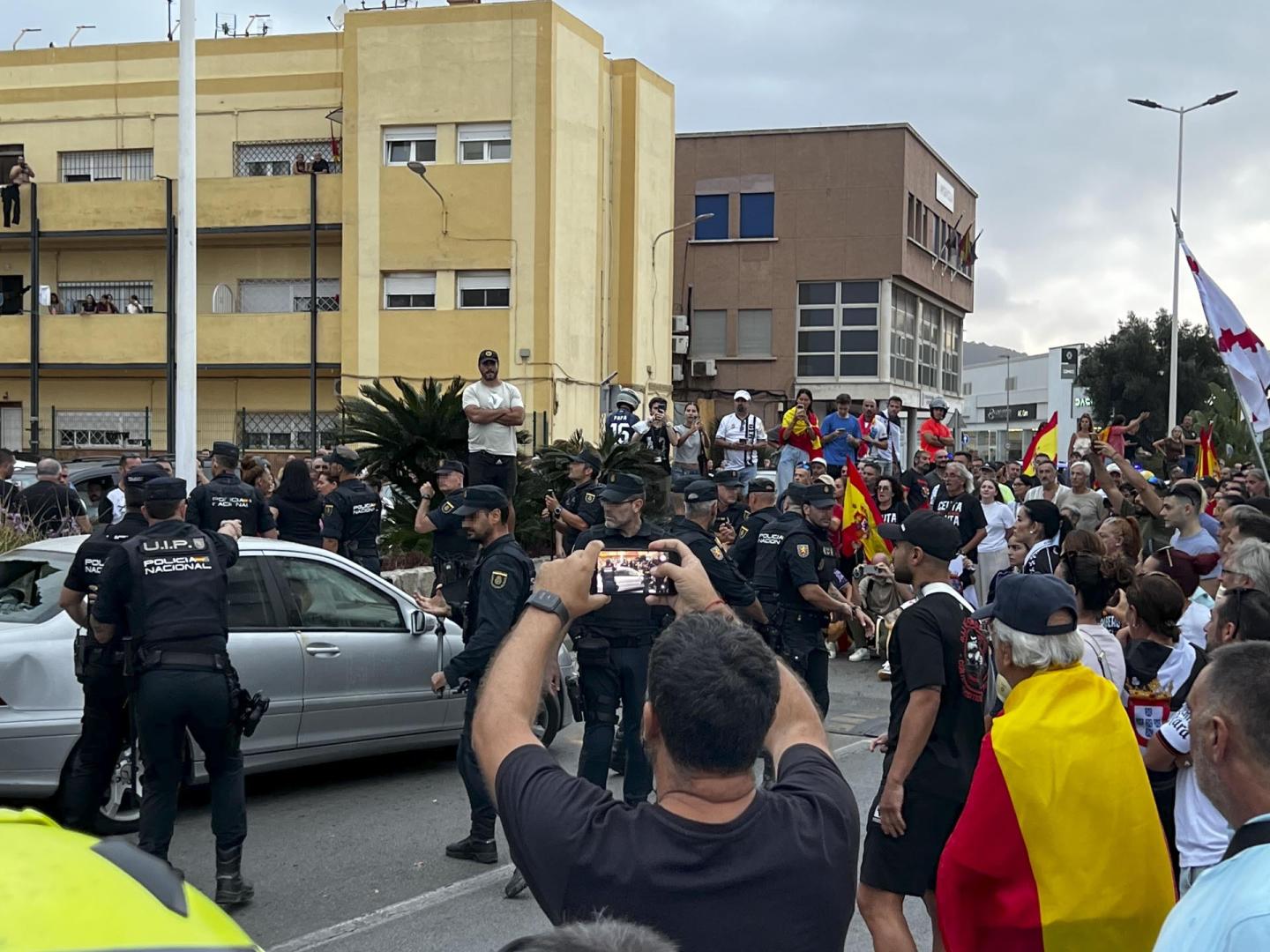 Altercados registrados a la salida del puerto de Ceuta, donde varias decenas de personas se han concentrado coincidiendo con la llegada a la ciudad autónoma de integrantes del colectivo ‘Negu Gorriak/Derecho a Techo’