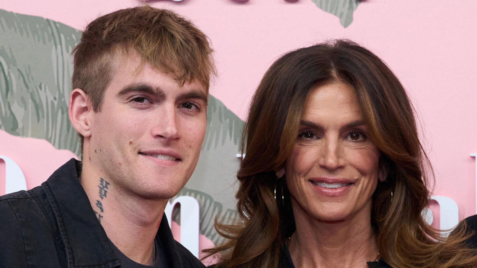 Imagen de archivo del 14 de marzo de 2024 que muestra a la modelo estadounidense Cindy Crawford junto a su hijo Presley Gerber