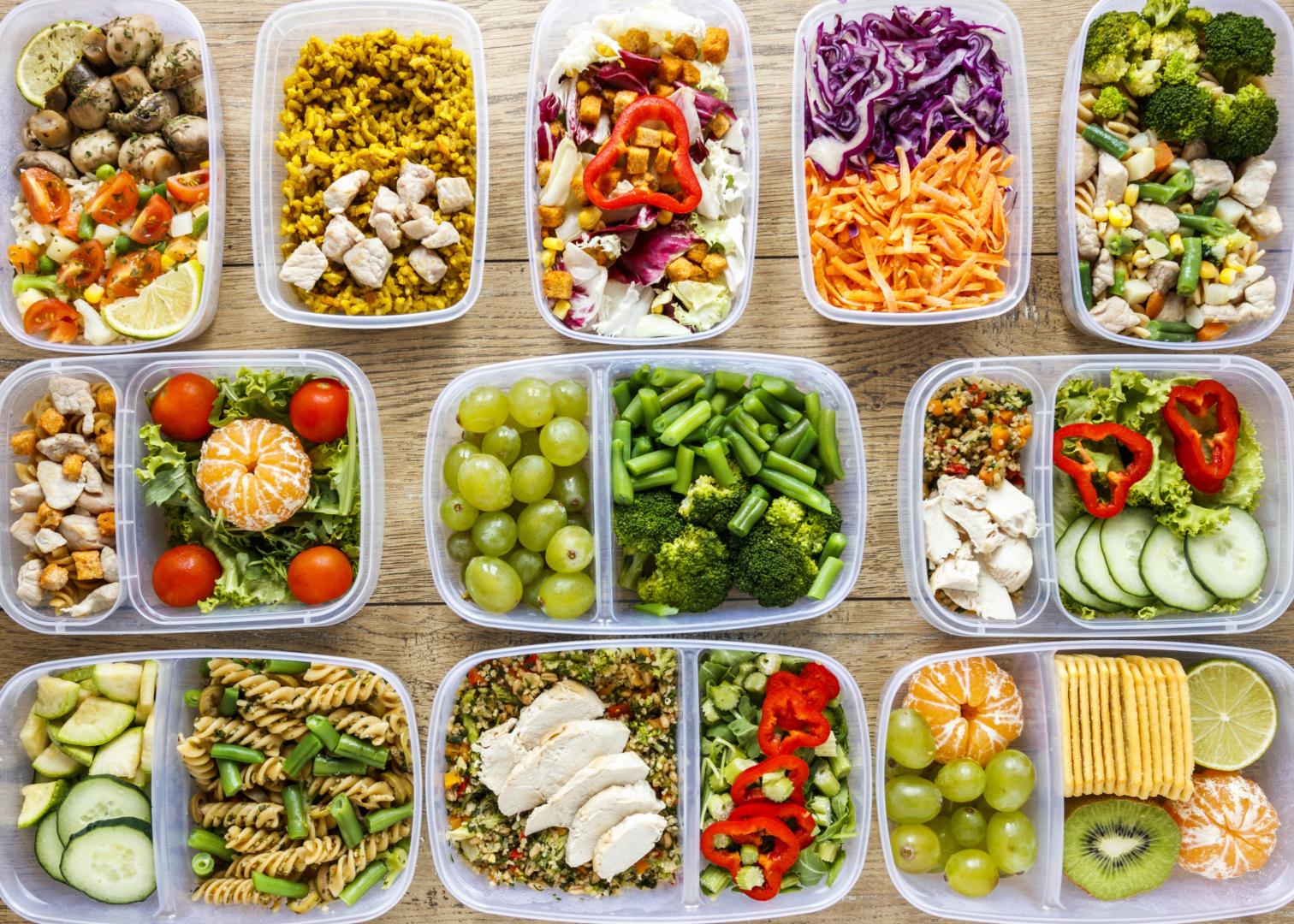 Varios tuppers preparados para la comida de toda la semana