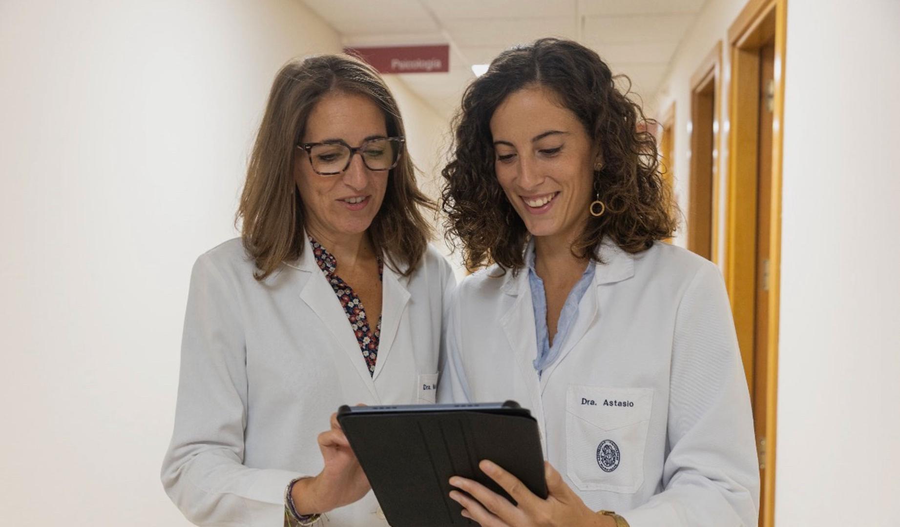 La Dra. Raquel Martín Lanas y la Dra. María Astasio en el Departamento de Psiquiatría y Psicología Clínica de la Clínica Universidad de Navarra.