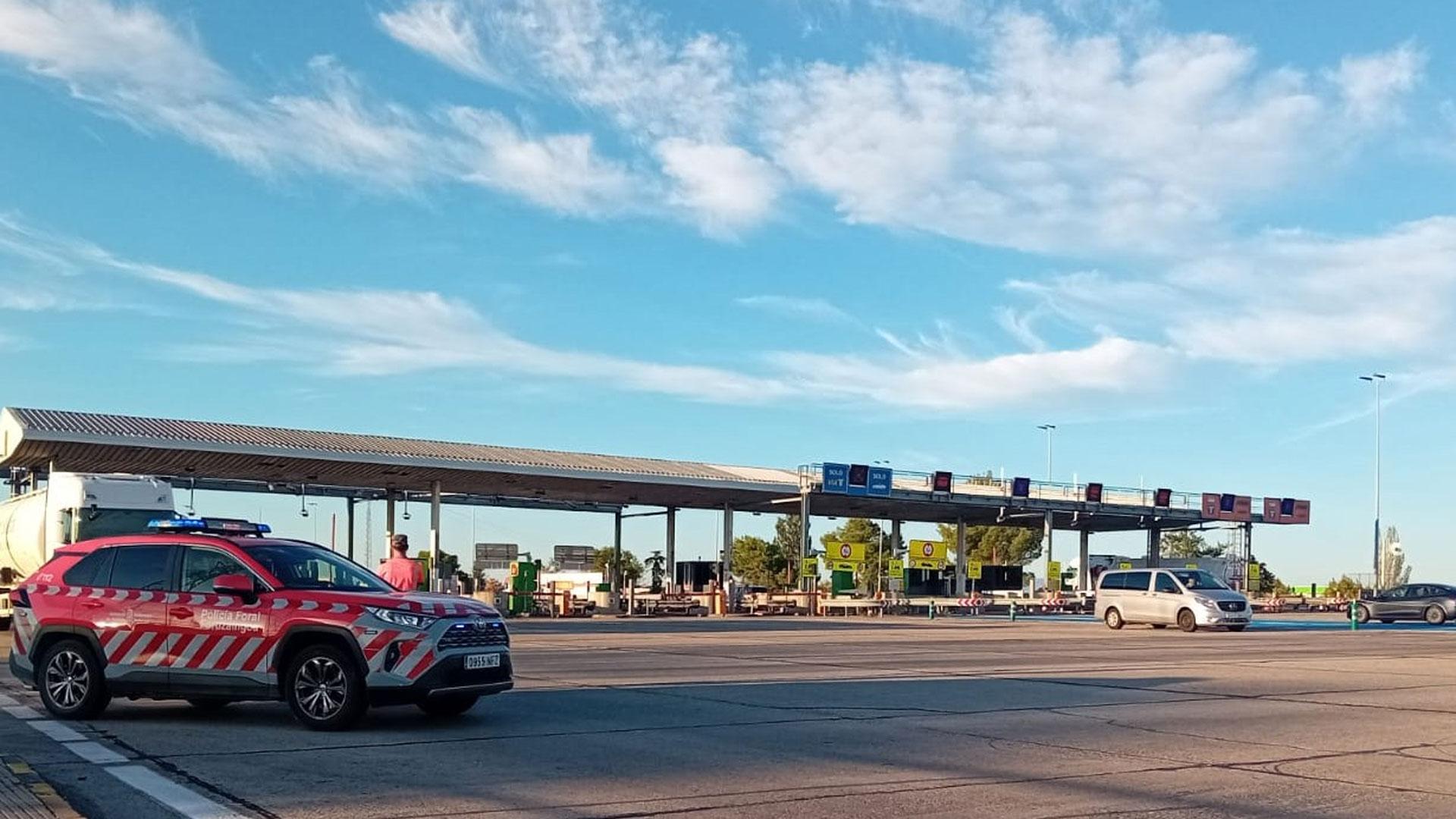 Una patrulla de la Policía Foral en un peaje de la AP-15