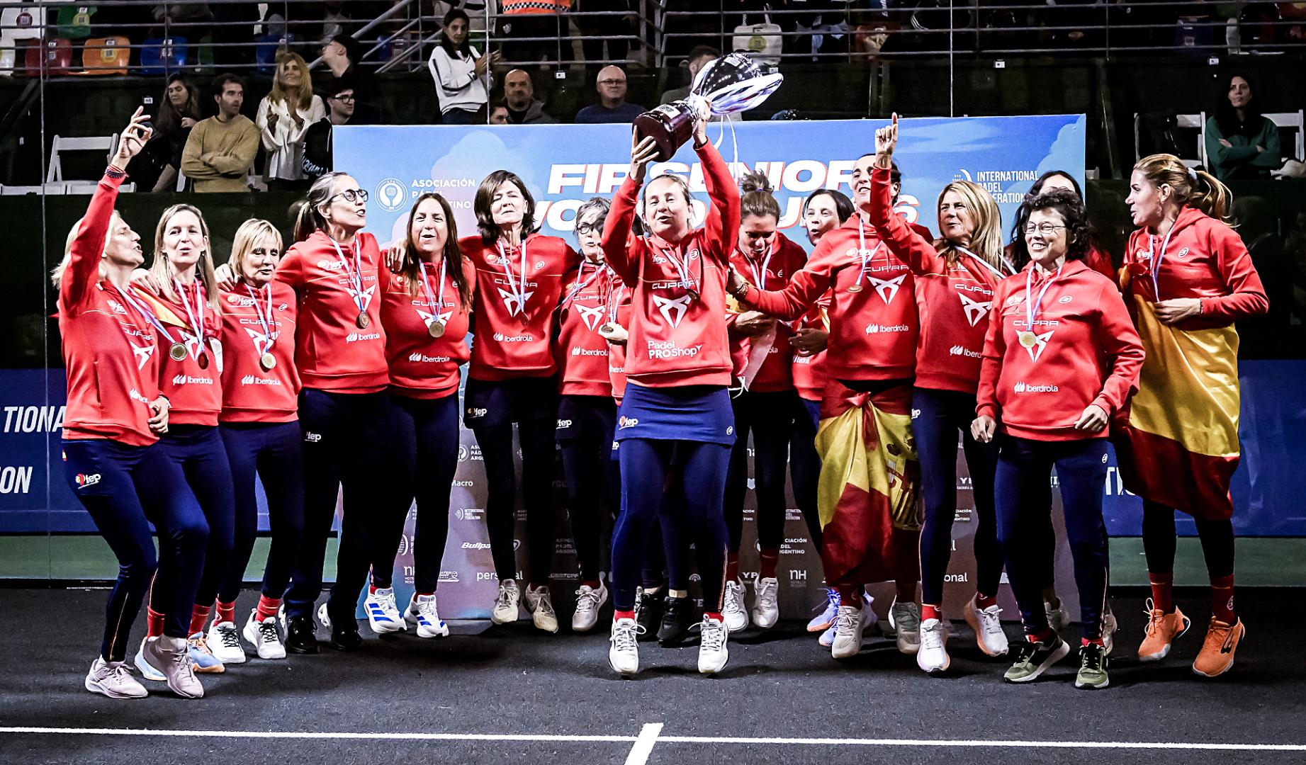 Las integrantes de la selección española senior celebran el título de campeonas del mundo conquistado en Argentina