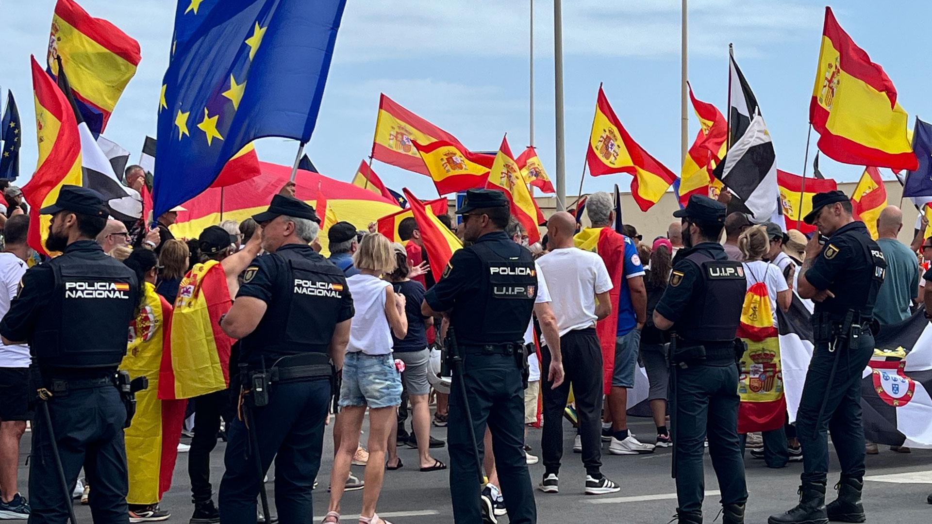 Cordón policial en la frontera del Tarajal de Ceuta durante una marcha protesta por la crisis migratoria