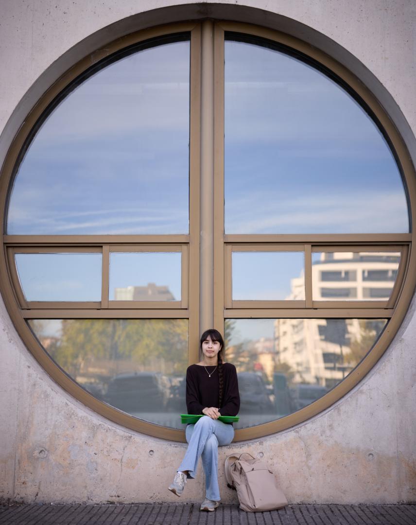 Meryem Bhallil Bahloul, de 17 años, en el alfeizar de una ventana del Aulario de la UPNA, en Pamplona.