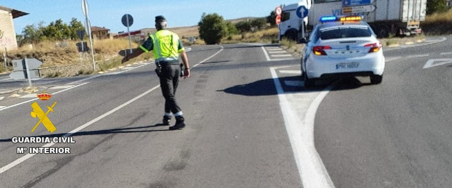 Un agente de la Guardia Civil regula el tráfico en el lugar del accidente