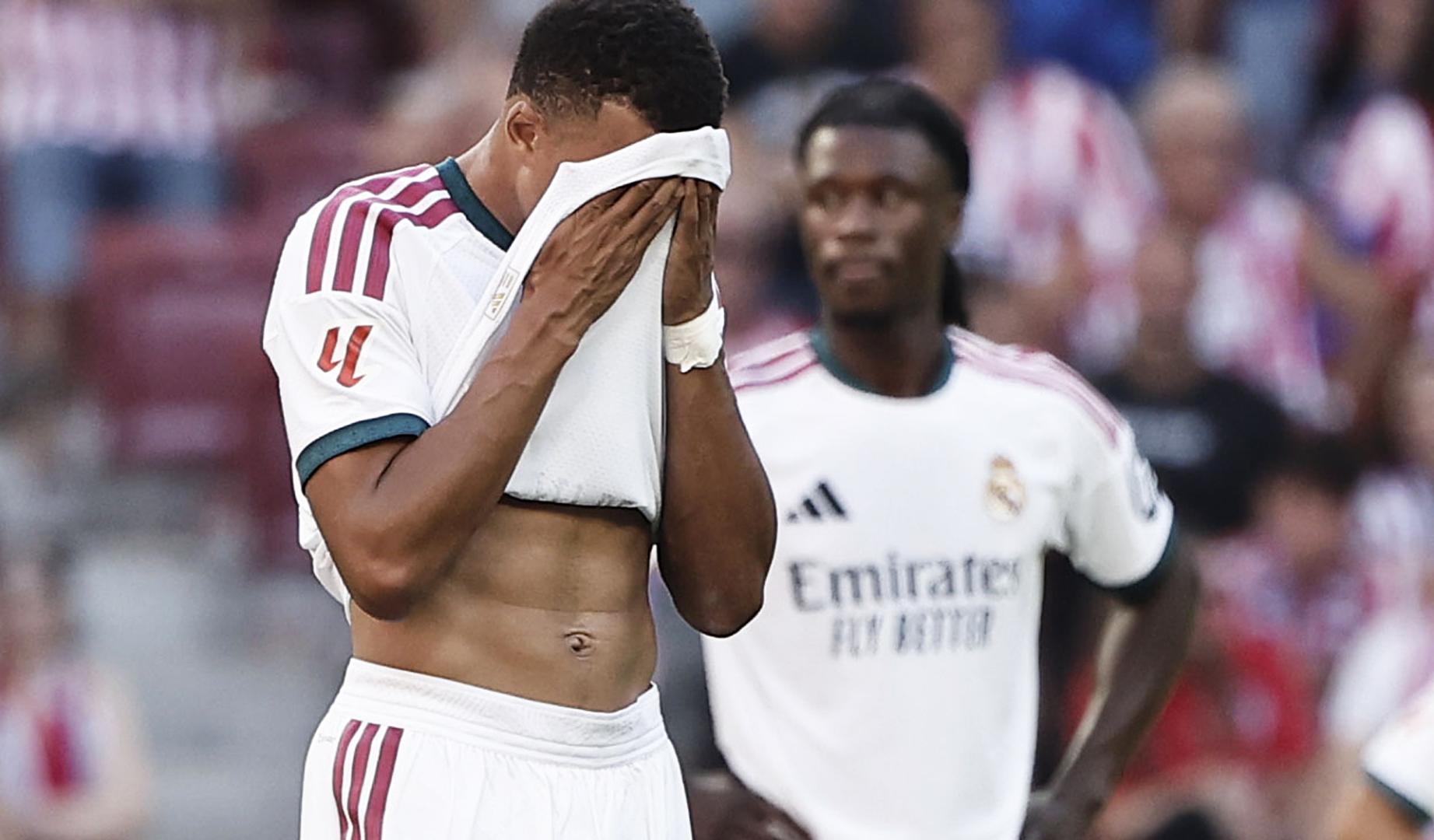 El delantero del Real Madrid Kylian Mbappé se seca el sudor durante el choque contra el Atlético de Madrid